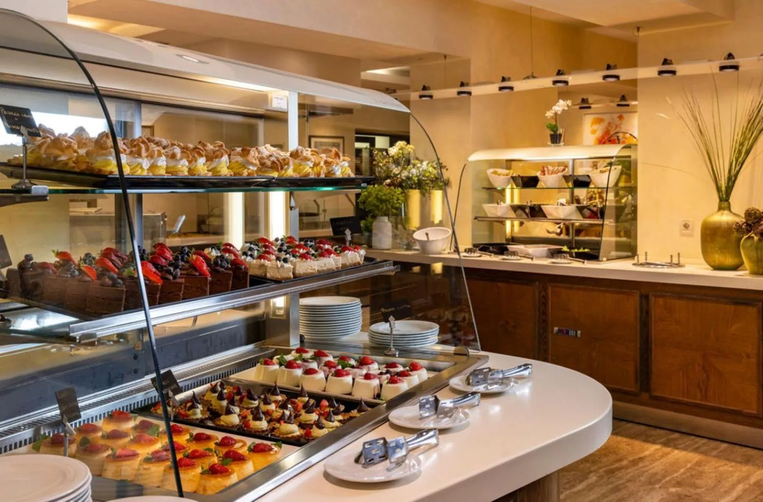 Restaurant/places to eat in Hotel Lapad