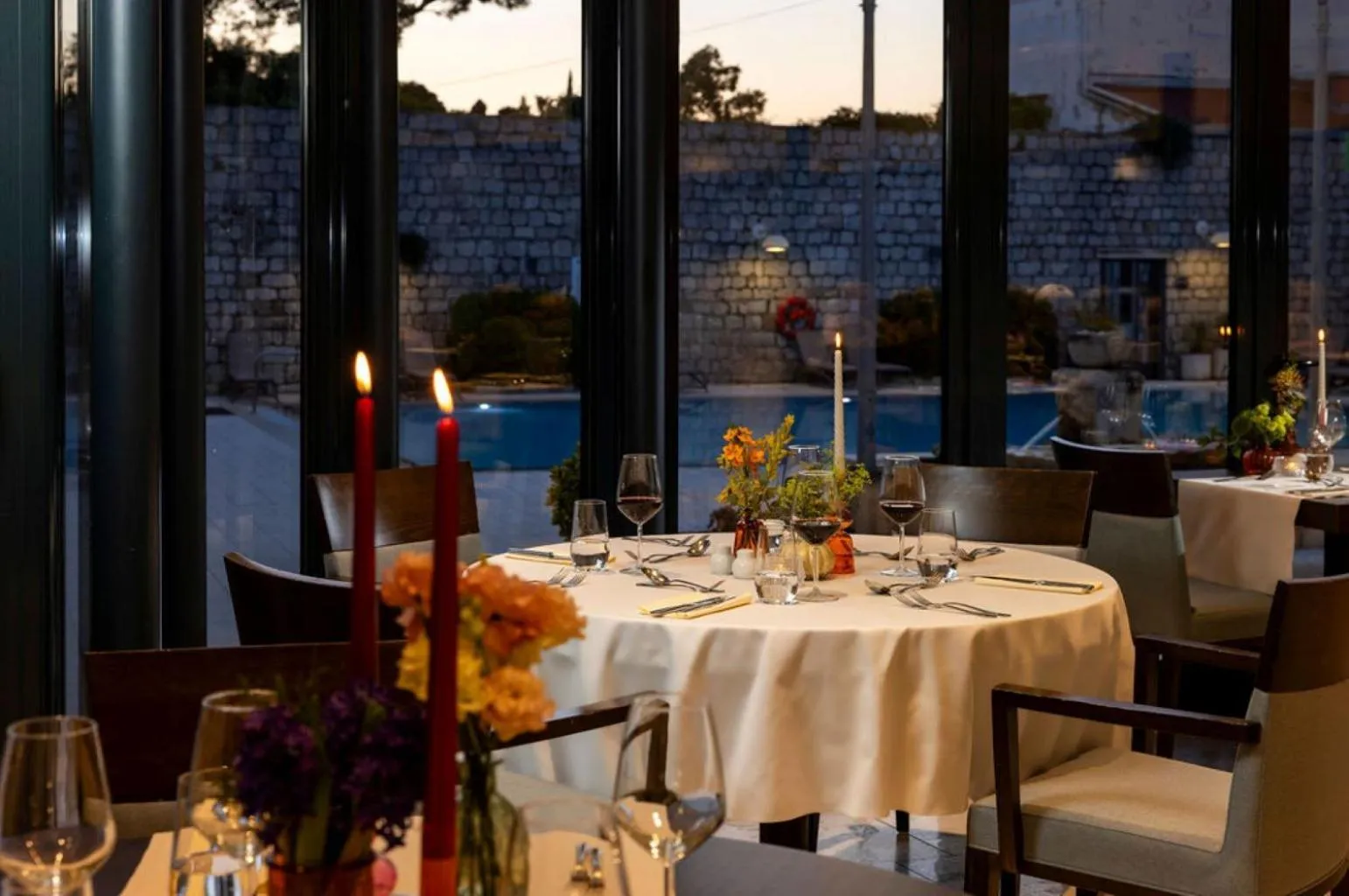 Restaurant/places to eat in Hotel Lapad