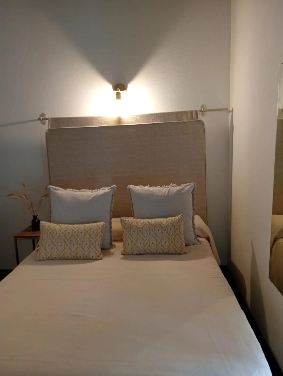 Bed in HOTEL BOUTIQUE ALMA ANDALUSí