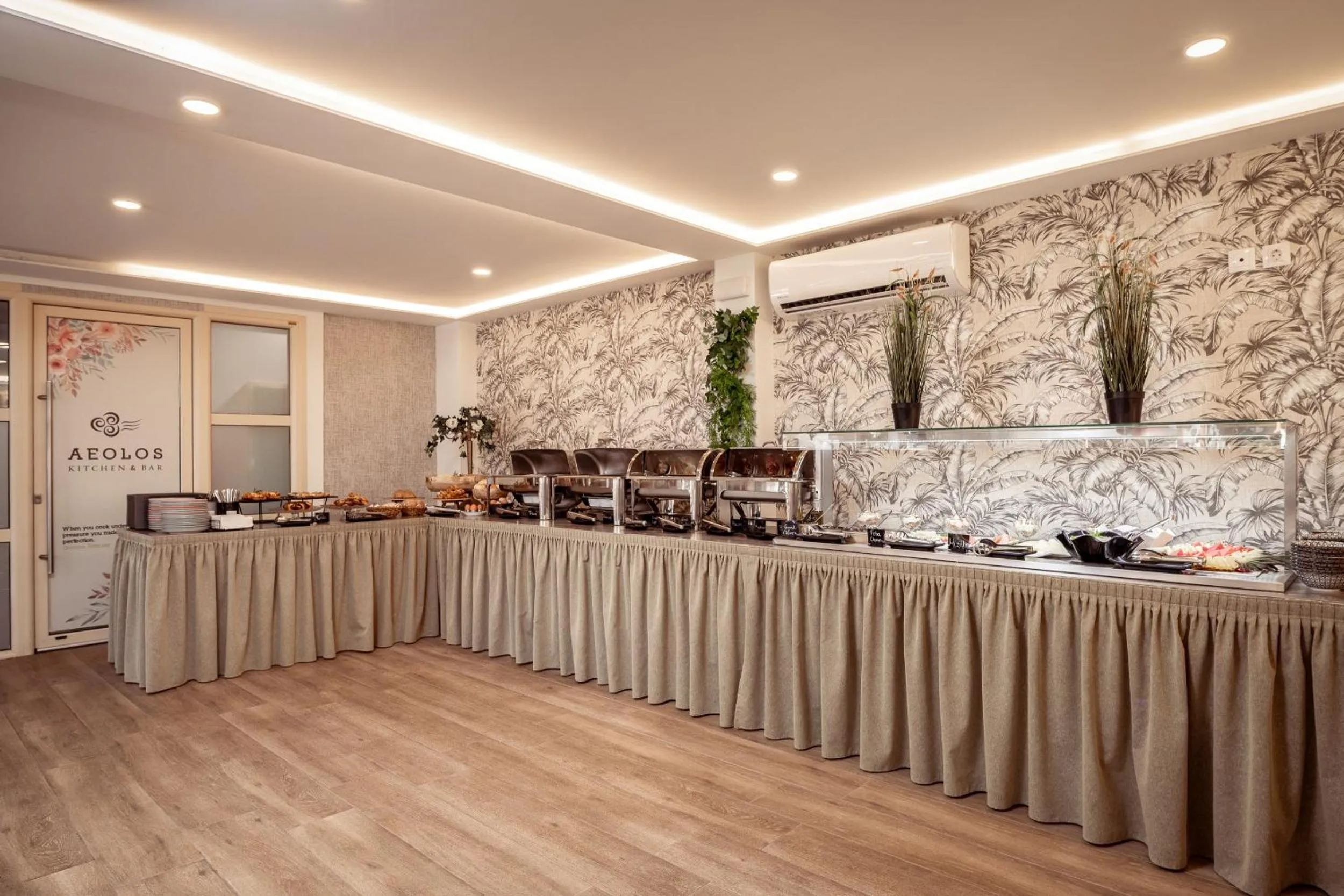 Food and drinks in Aeolos Boutique Hotel & Suites