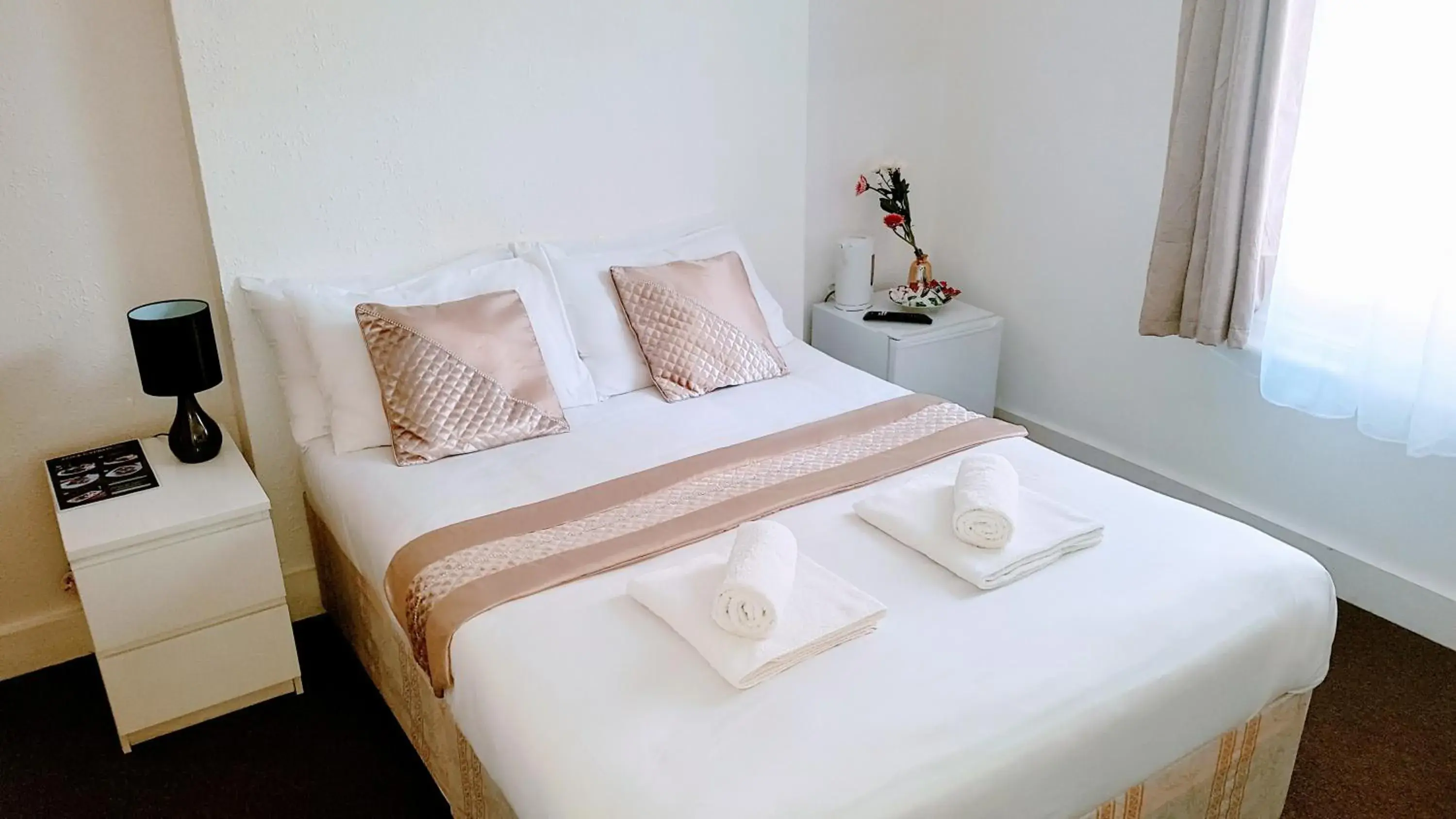 Double room with shared toilet and bathroom in Central Comfort Rooms Double room with shared toilet and bathroom in Central Comfort Rooms