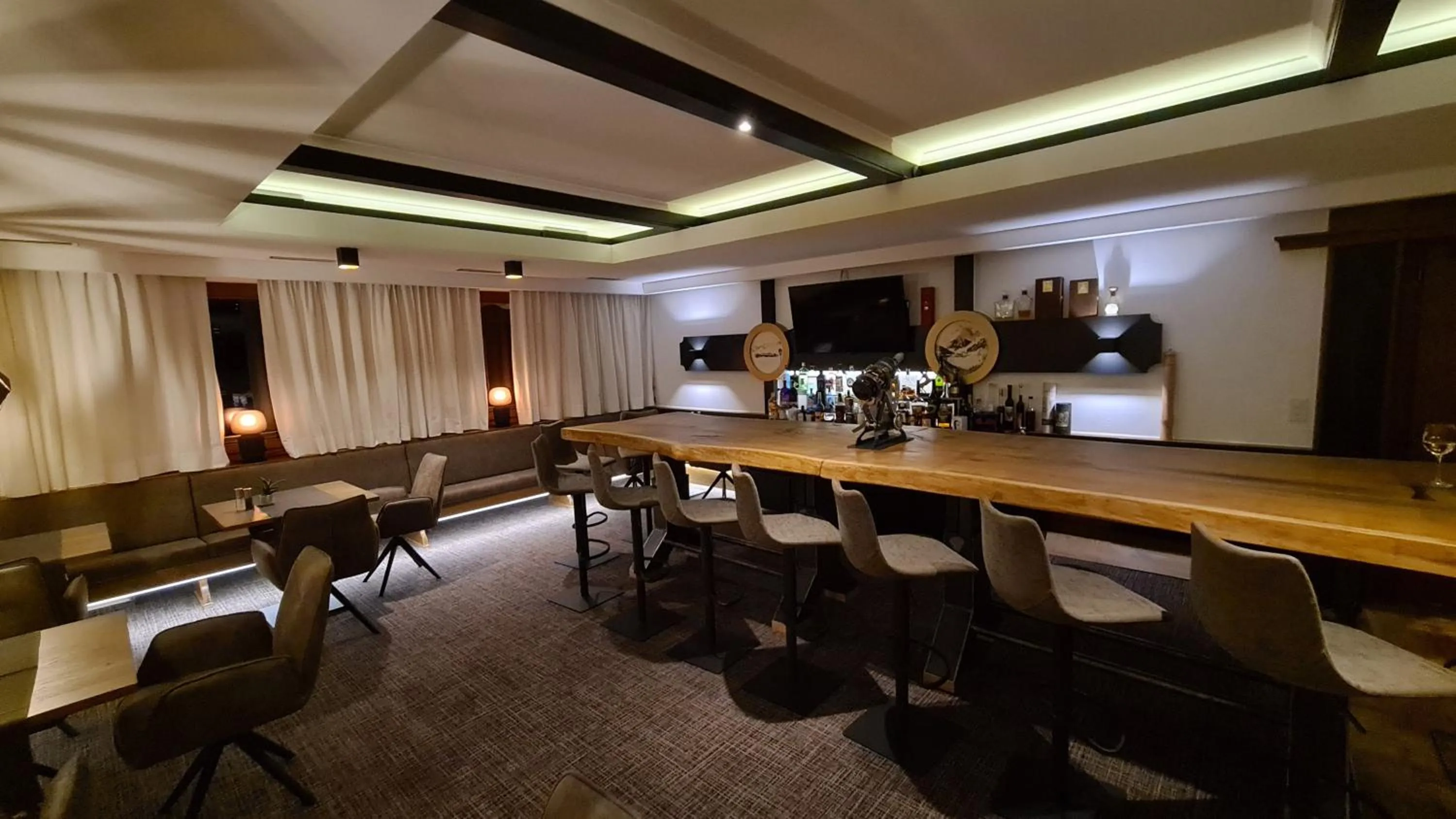 Restaurant/places to eat in Hotel Cresta