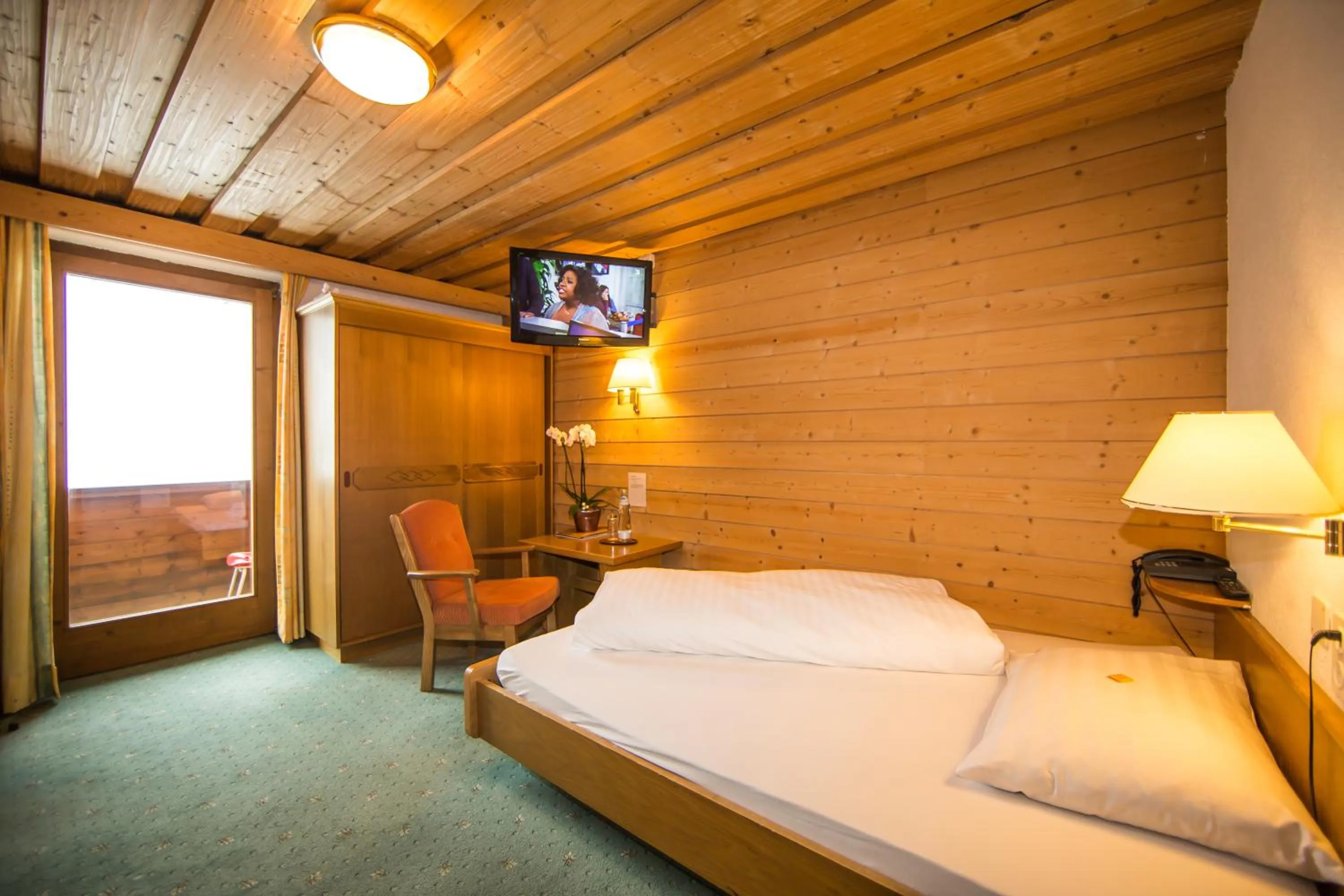 Photo of the whole room, Bed in Hotel Cresta