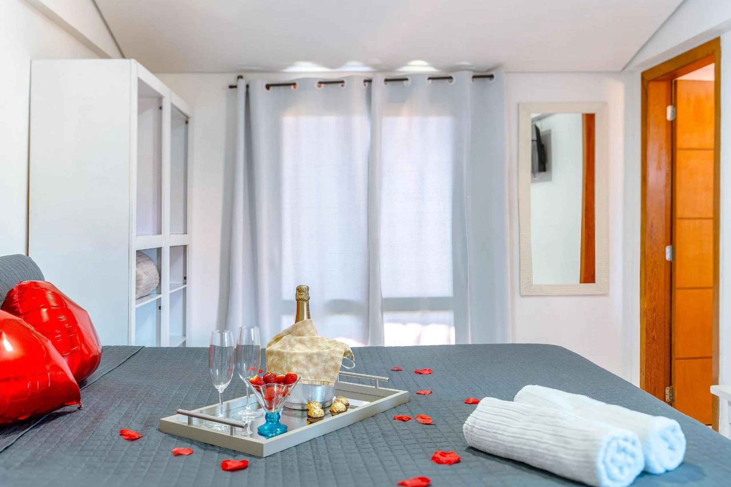 Drinks, Bed in Pousada Solar dos Lírios - Praia do Rosa