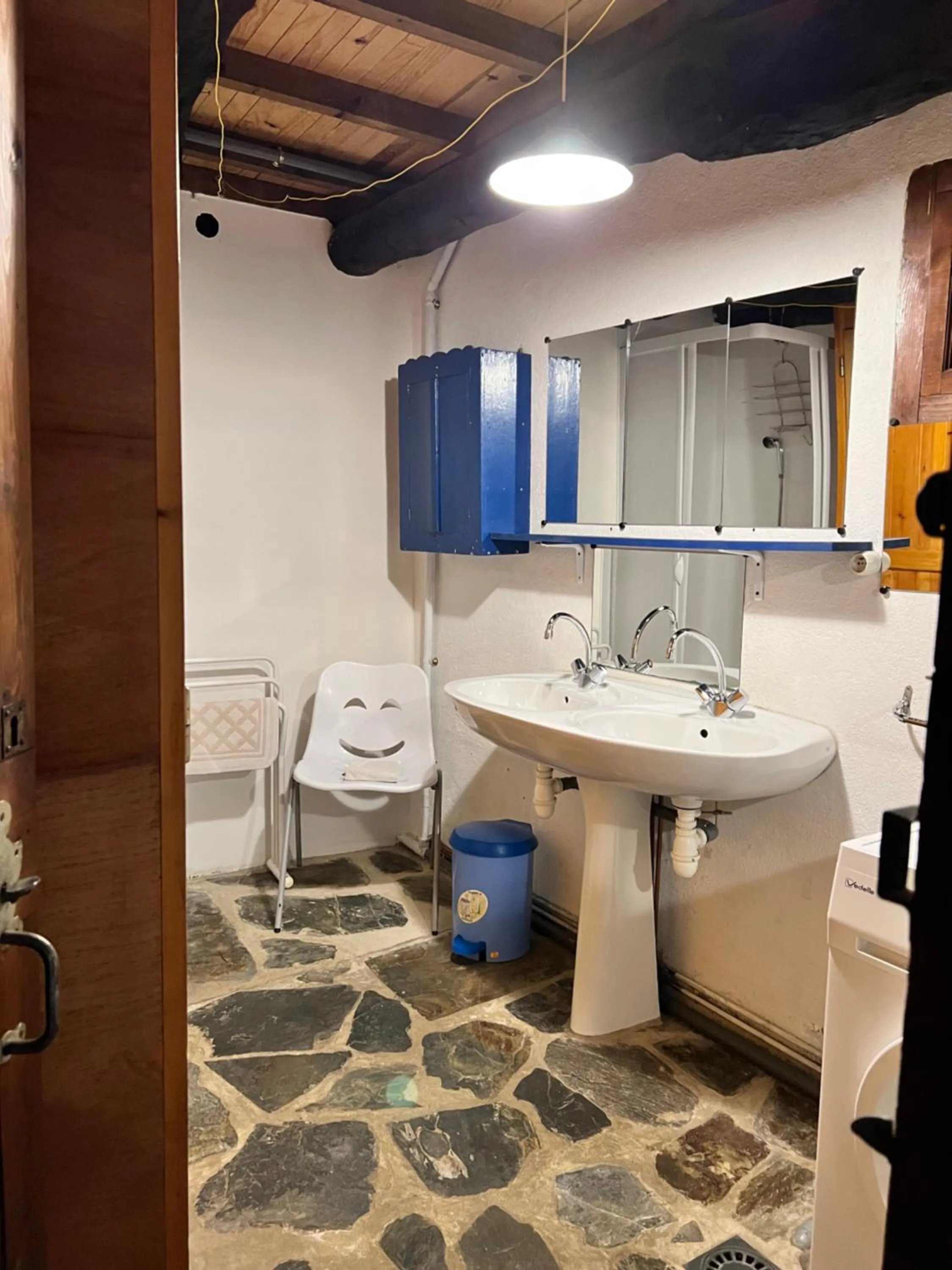 Shower in LES GITES D'ARDAILLERS