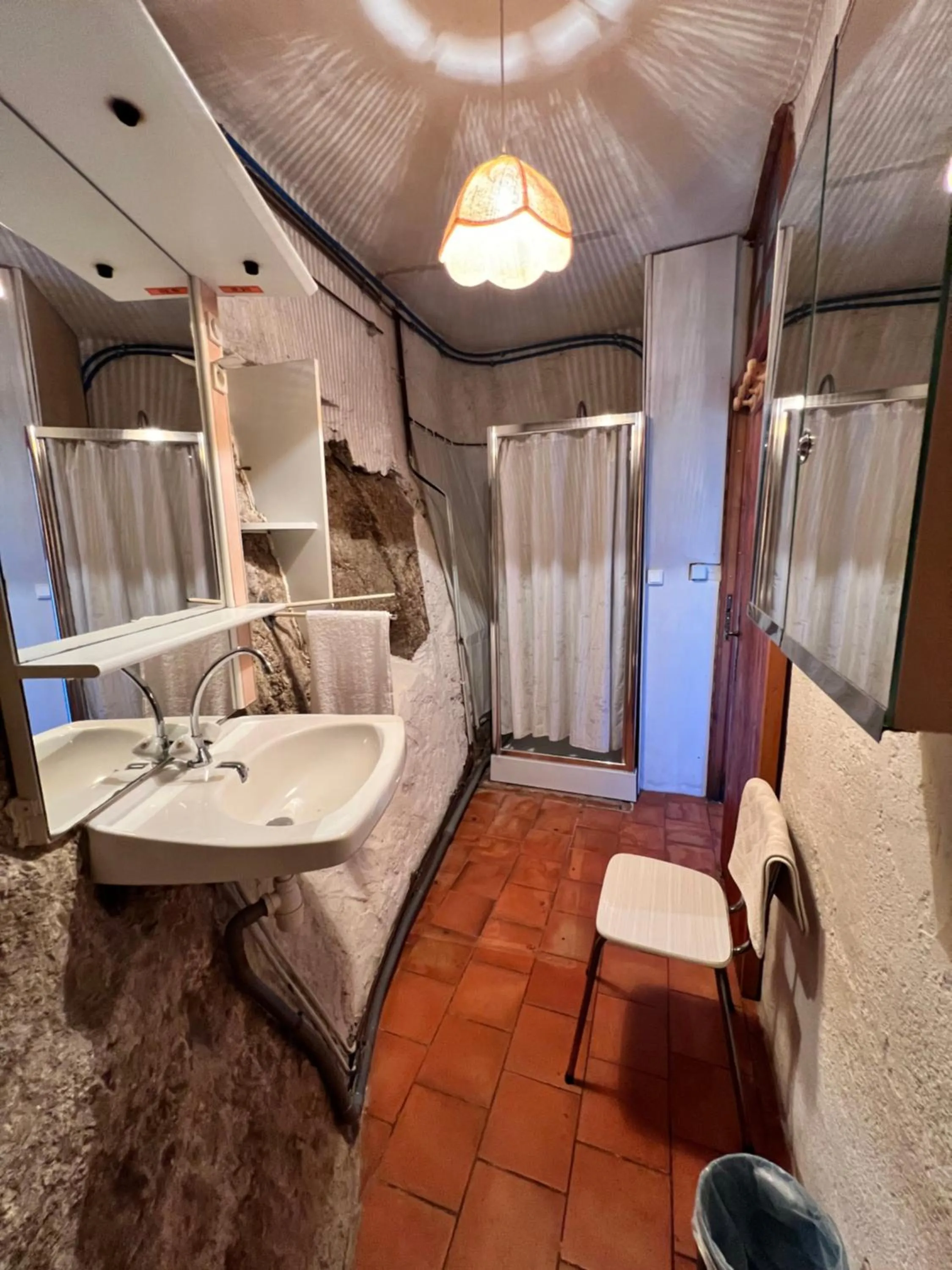 Shower, Bed in LES GITES D'ARDAILLERS