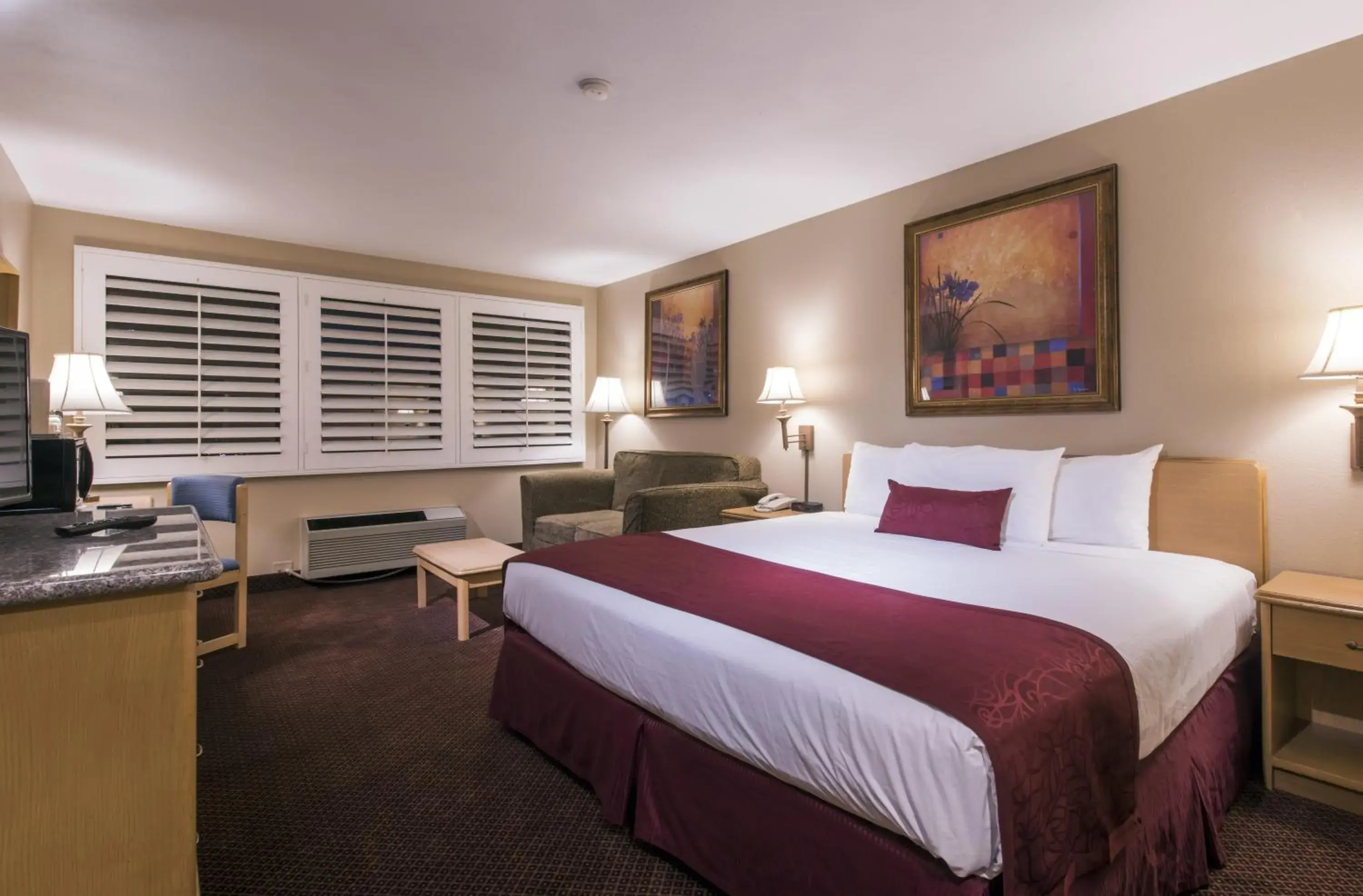 Deluxe King Bed in Grand Vista Hotel Deluxe King Bed in Grand Vista Hotel