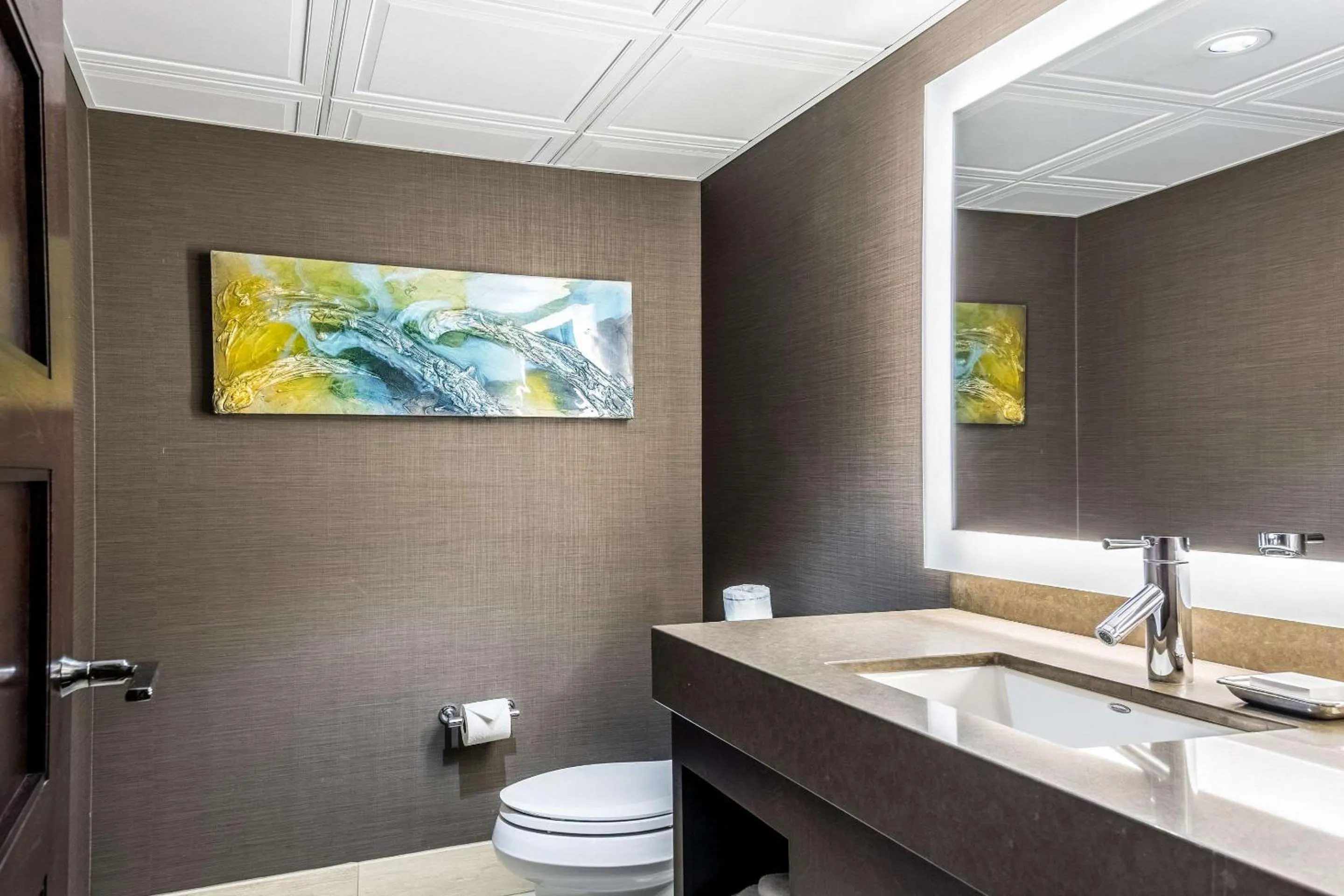 Bedroom in Oasis Hotel and Conv Center, an Ascend Collection Hotel