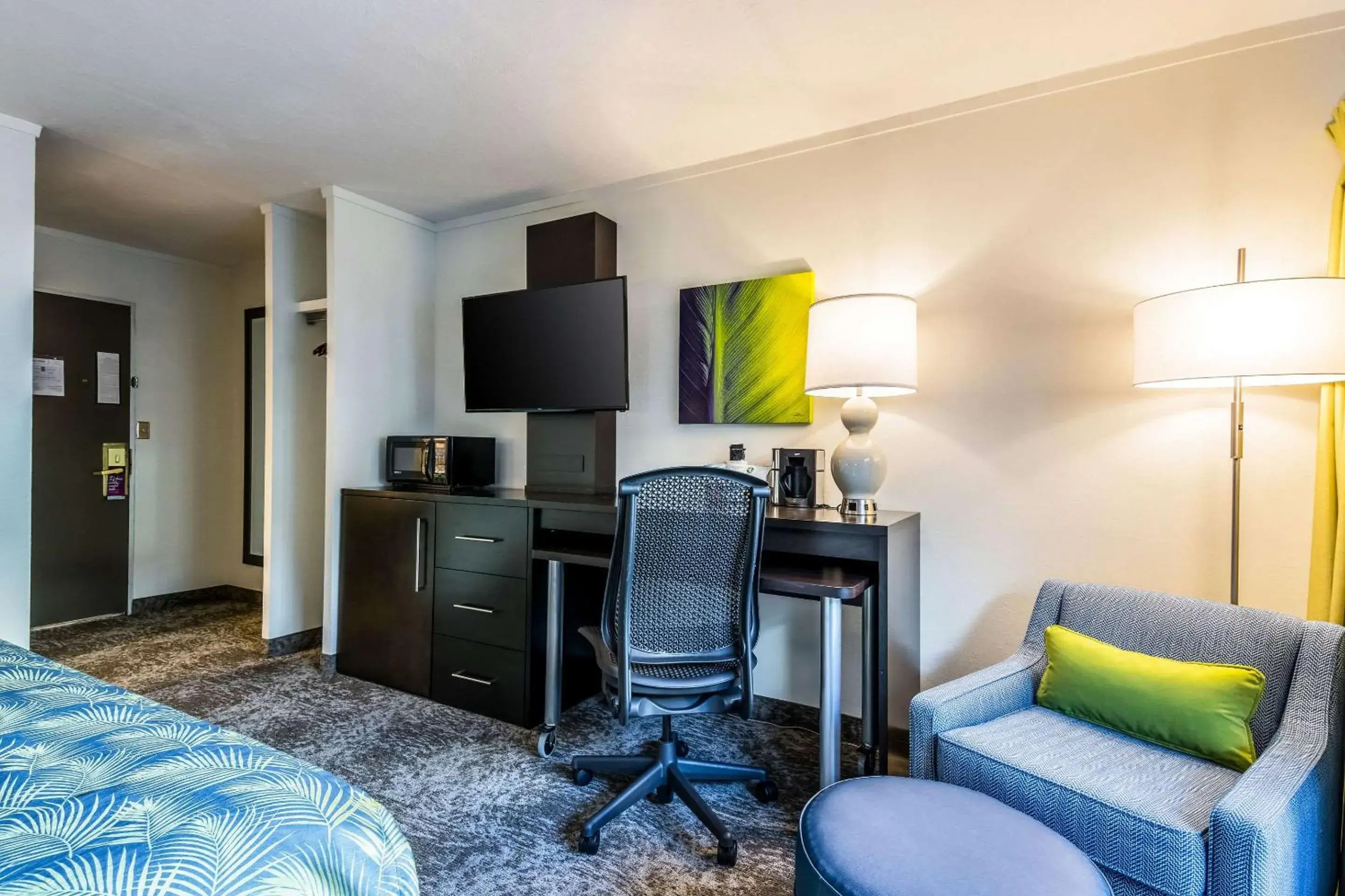 King Room with Courtyard View - Non-Smoking in Oasis Hotel and Conv Center, an Ascend Collection Hotel King Room with Courtyard View - Non-Smoking in Oasis Hotel and Conv Center, an Ascend Collection Hotel