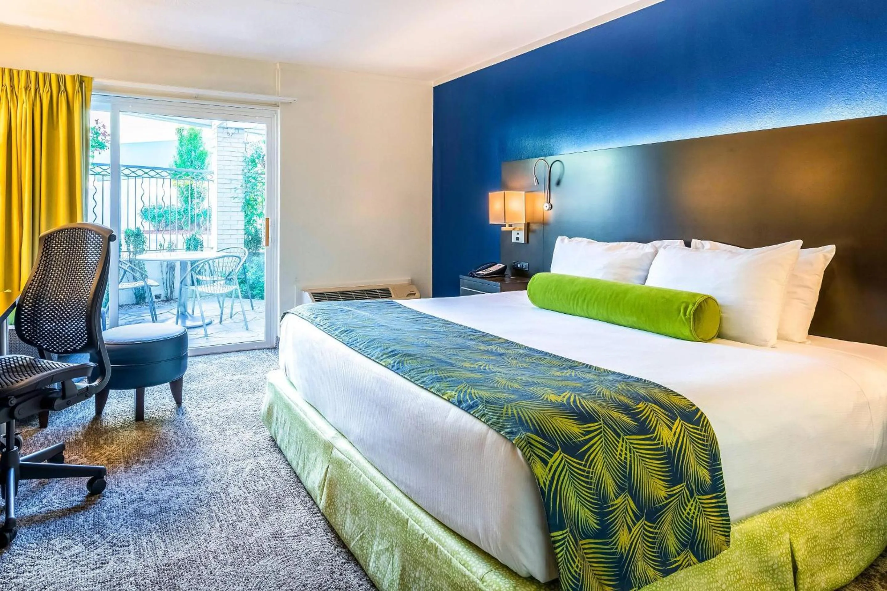 Bedroom, Bed in Oasis Hotel and Conv Center, an Ascend Collection Hotel