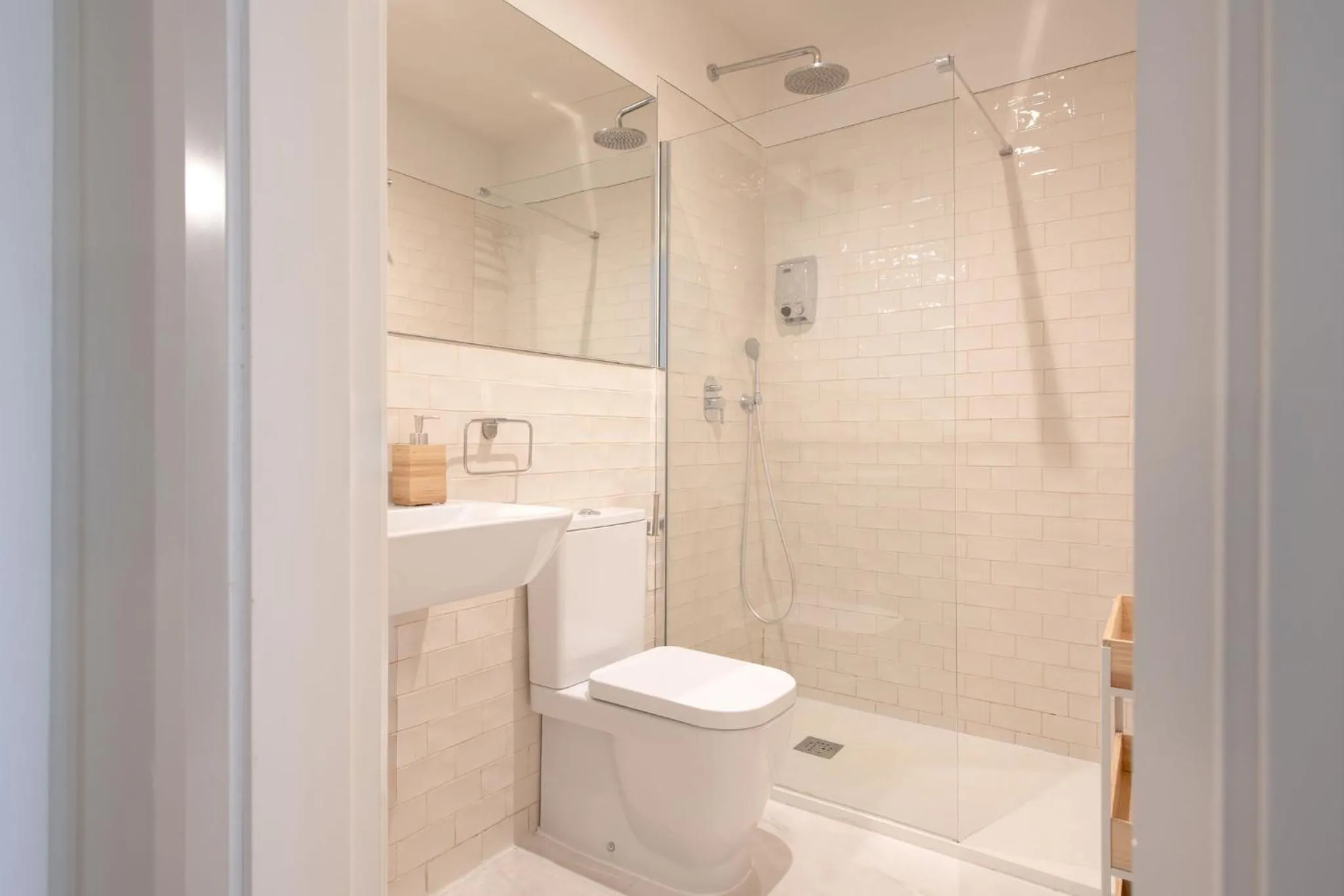 Shower in Ópera Apartments Alameda