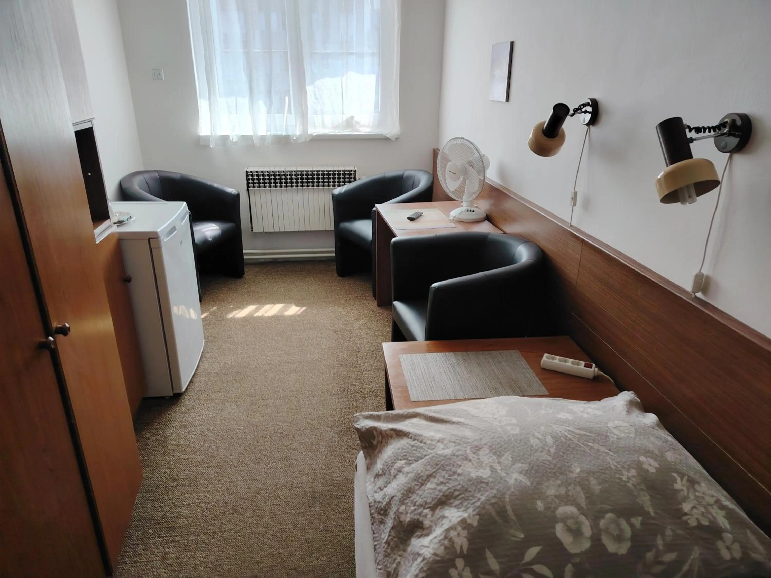 Seating area, Bed in Pension Sparta