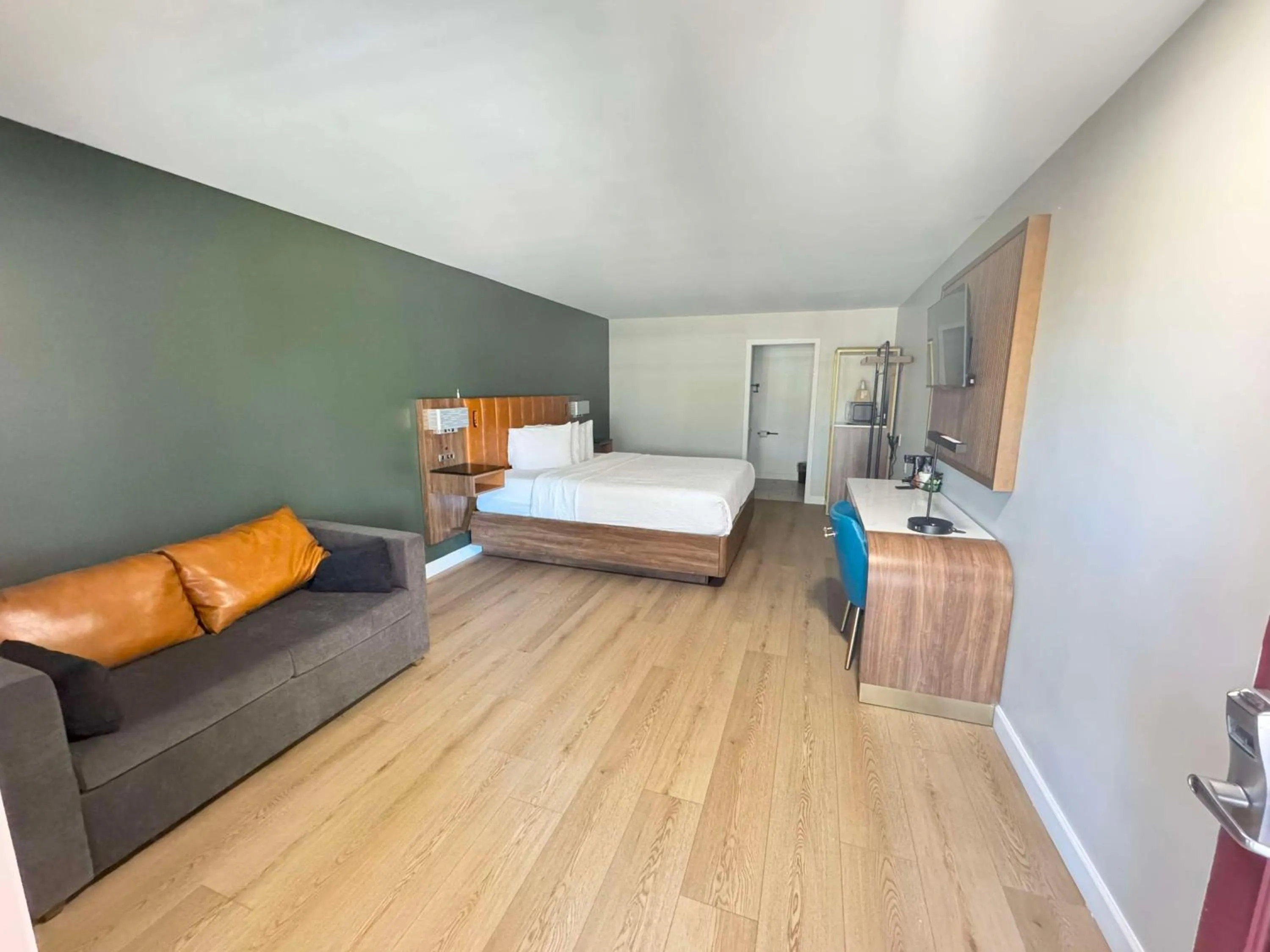 Bedroom, Bed in SureStay by Best Western Morgan Hill