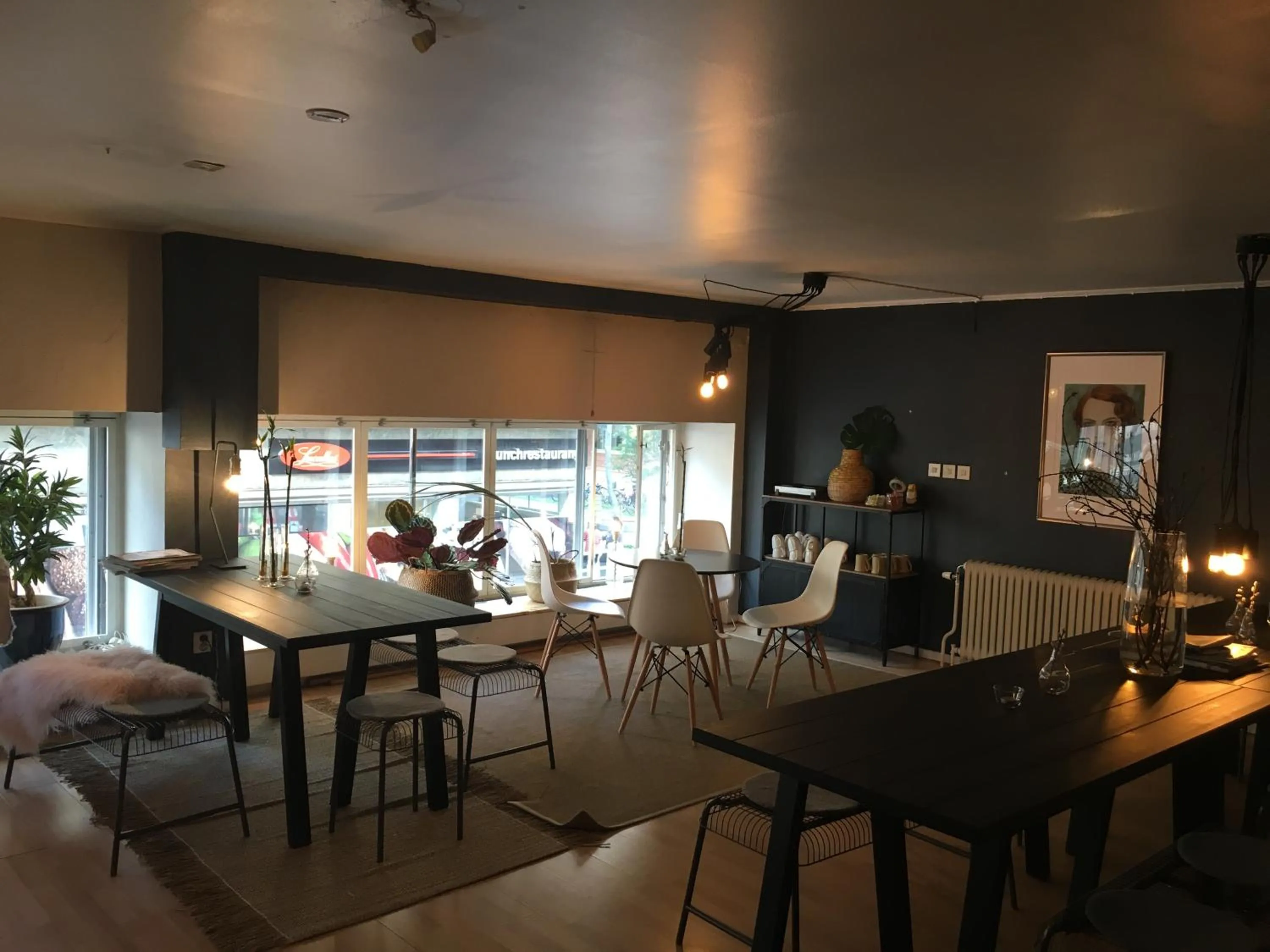 Restaurant/places to eat in Morris Hotel