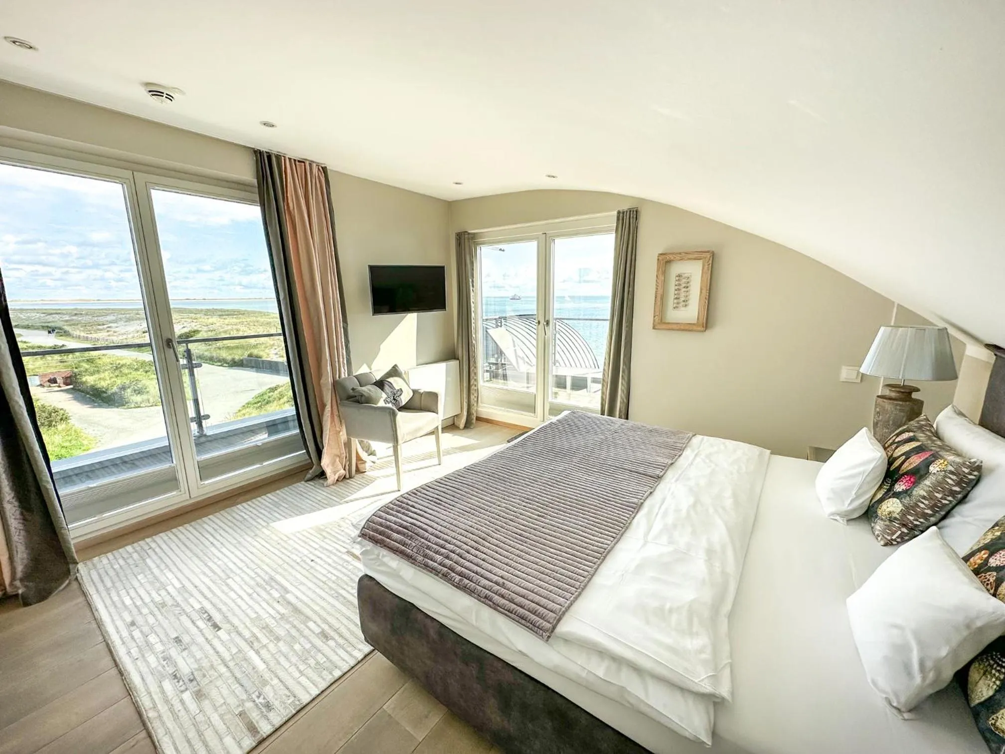 Photo of the whole room, Bed in Hotel STRAND am Königshafen