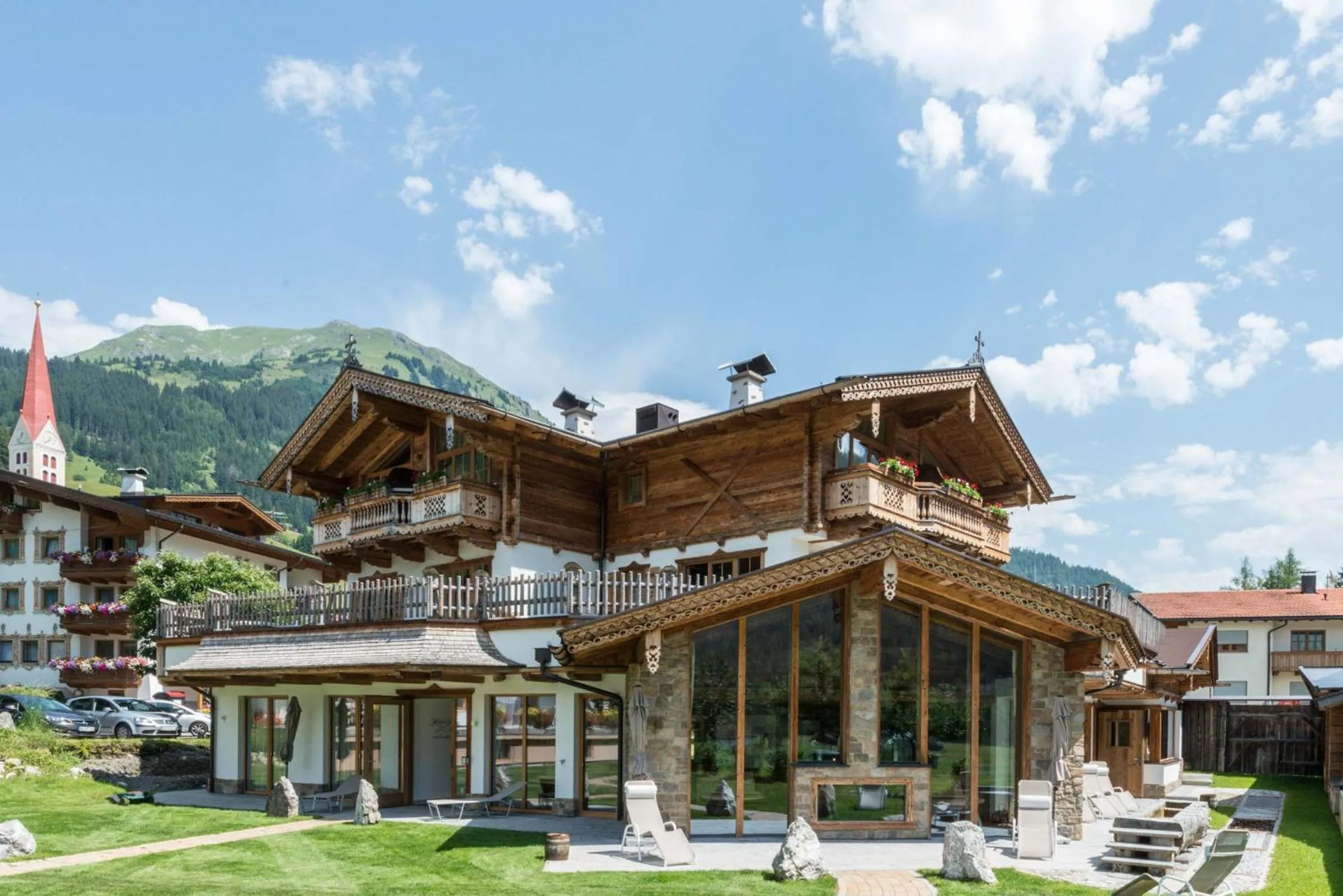 Facade/entrance in Oberlechtaler Hof Boutique Hotel