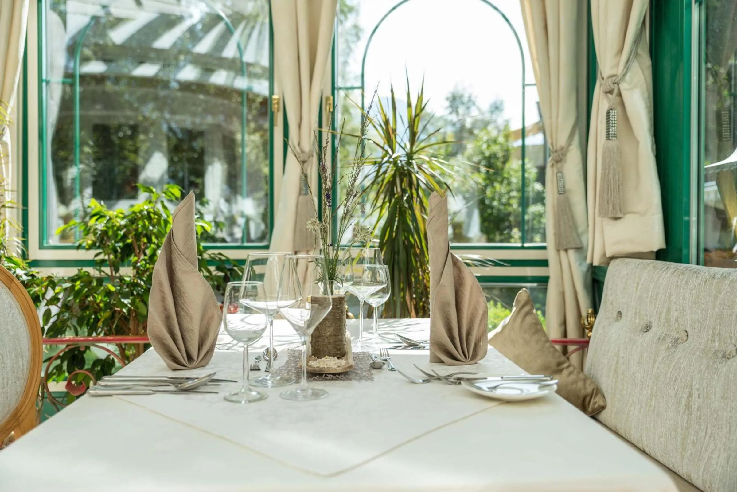 Restaurant/places to eat in Oberlechtaler Hof Boutique Hotel