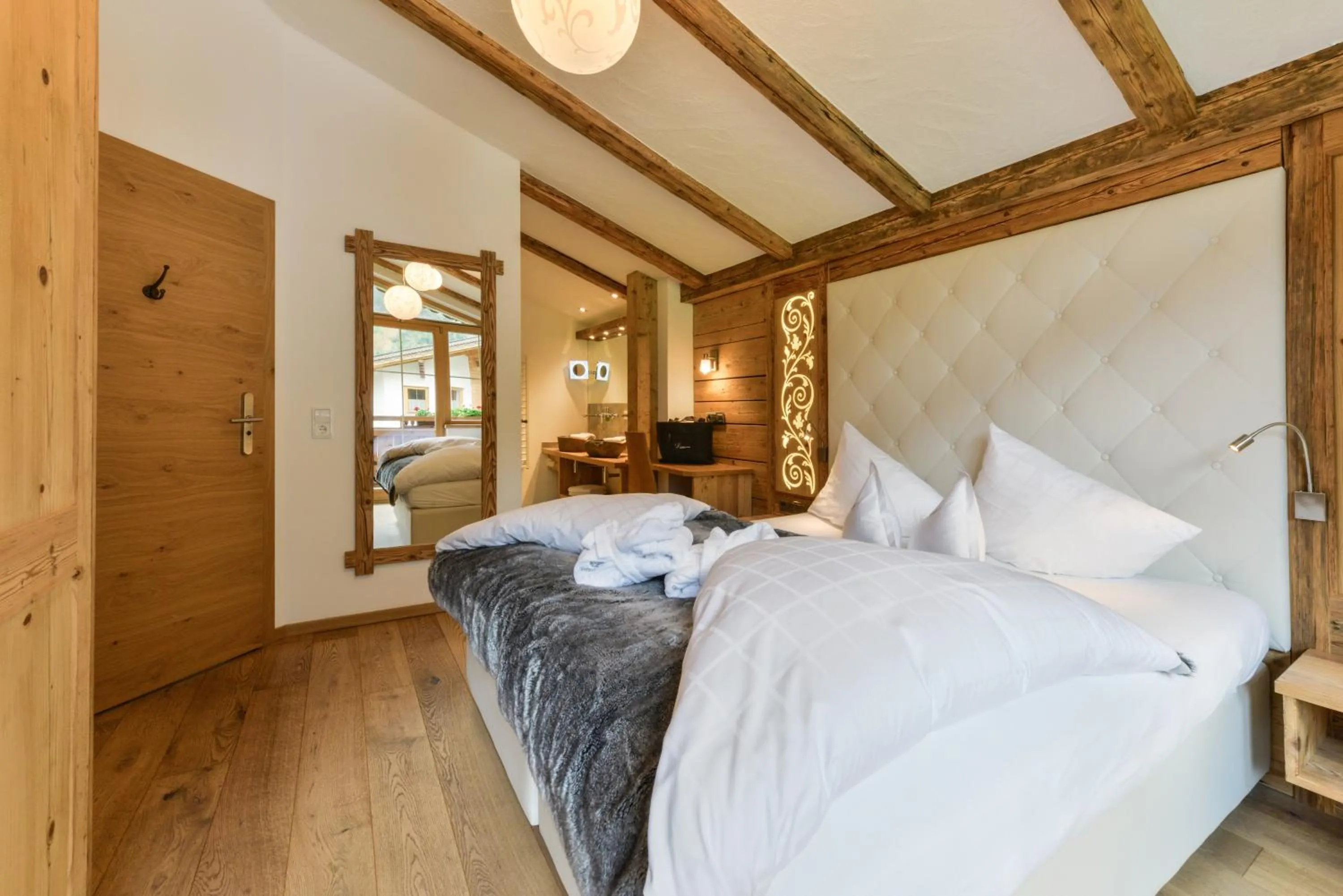 Bed in Oberlechtaler Hof Boutique Hotel