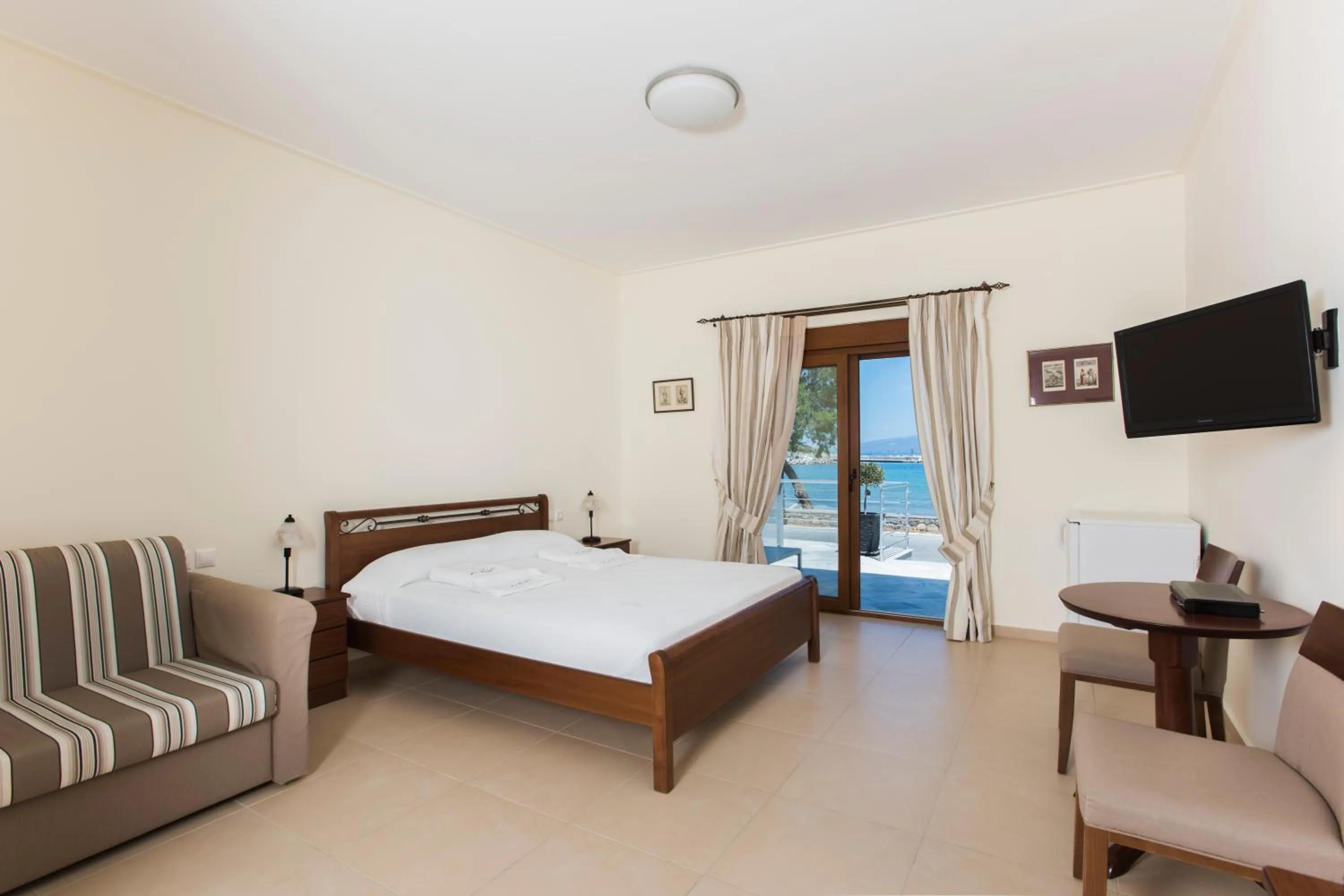 Bed in Almiriki Chios Rooms & Apartments