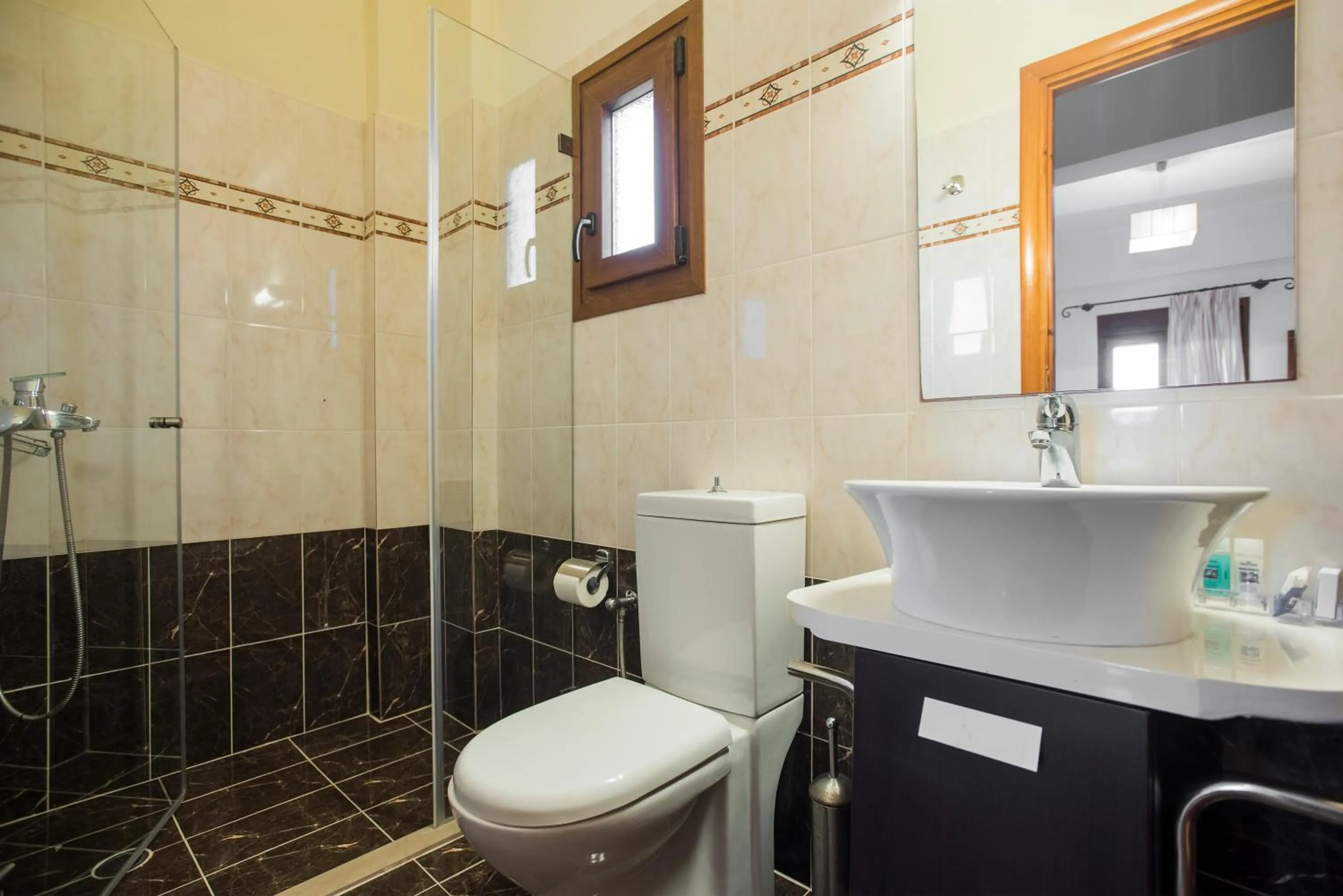 Shower in Almiriki Chios Rooms & Apartments