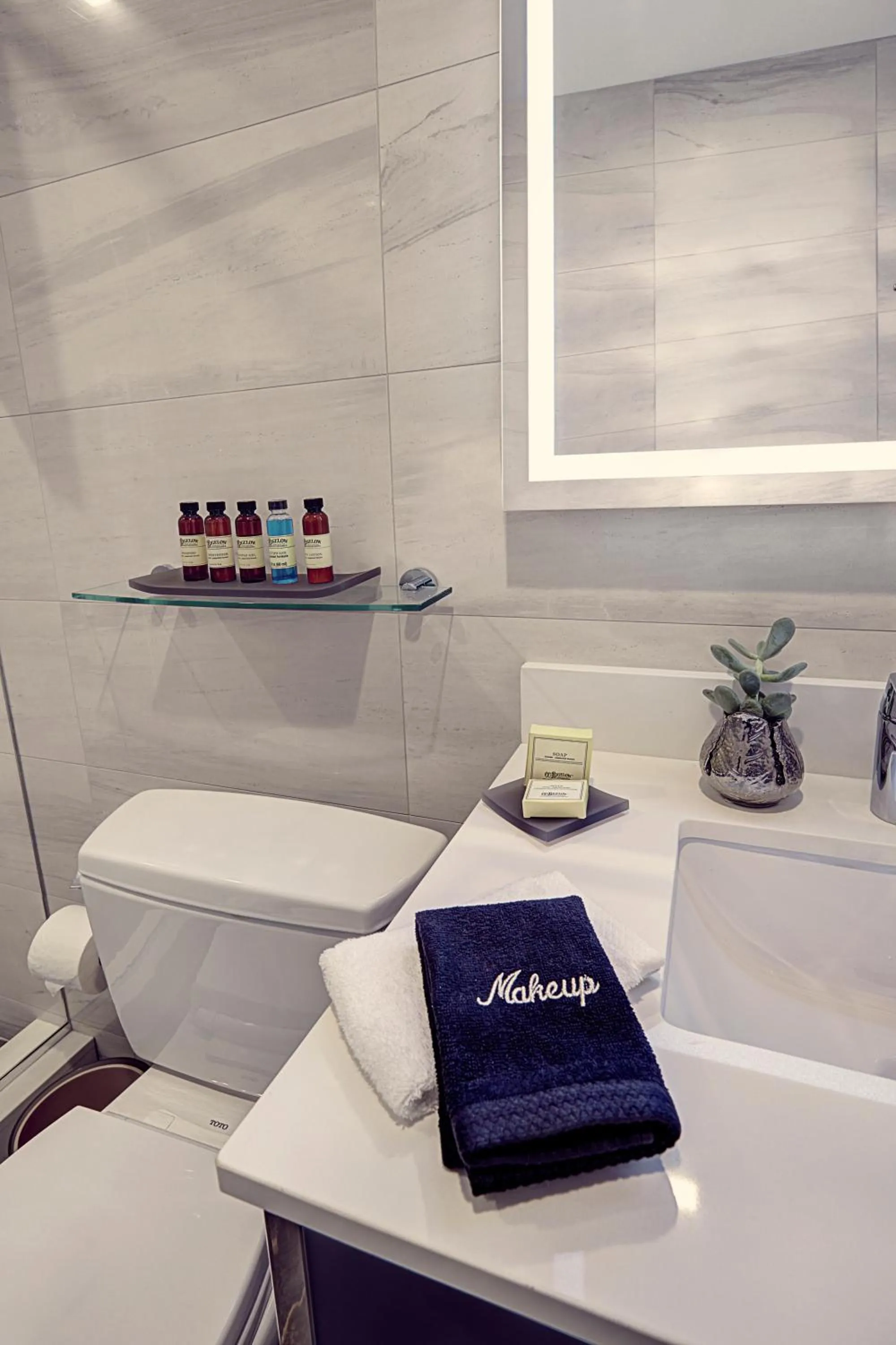 Toilet in Artezen Hotel