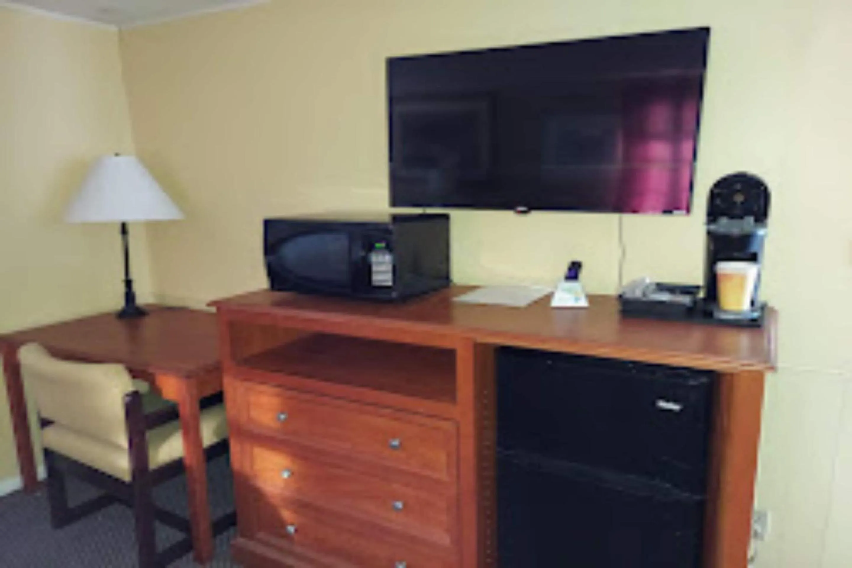 Bedroom in Colonial Inn Extended Stay by OYO New Ulm