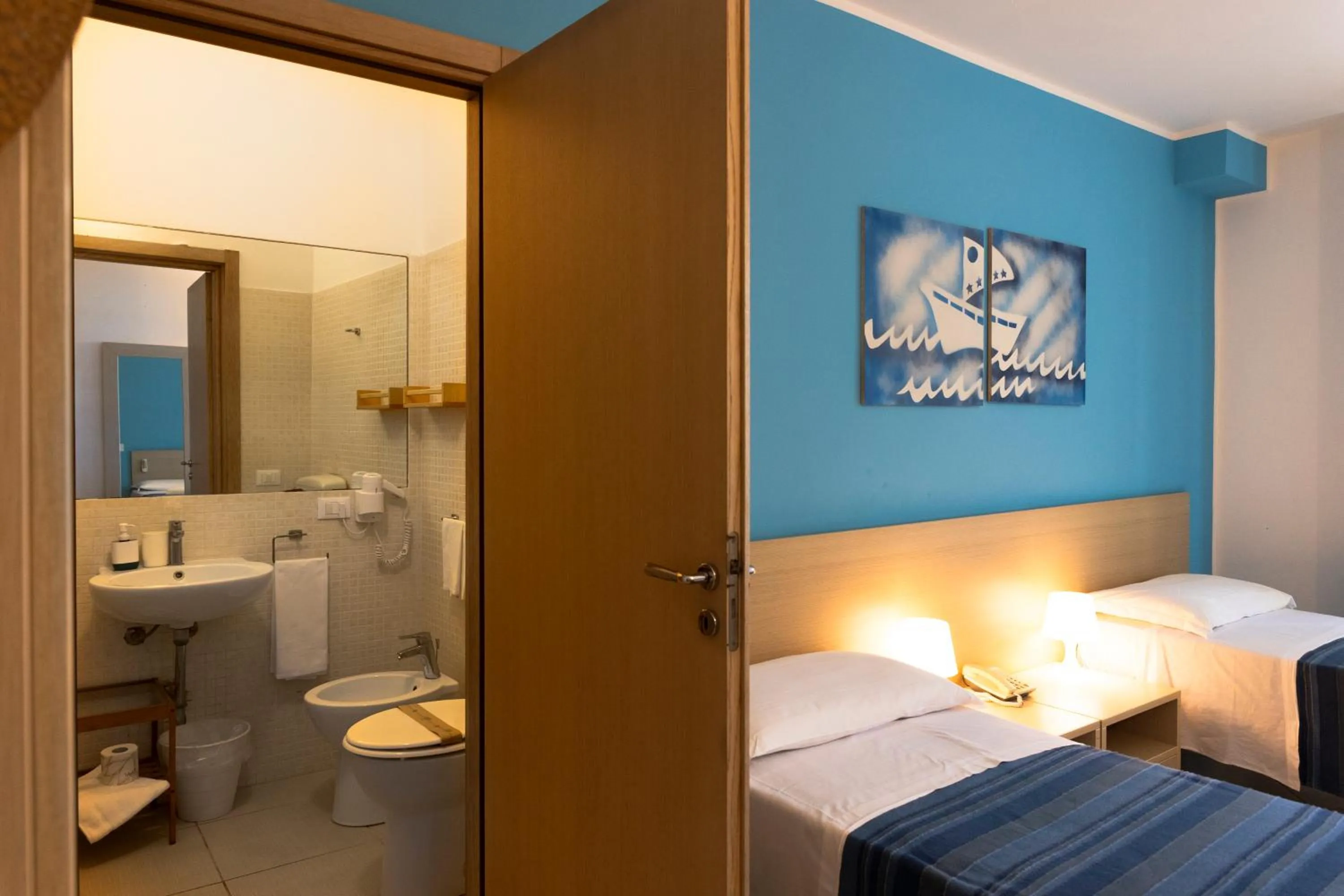 Bathroom, Bed in Hotel Baia Del Sole
