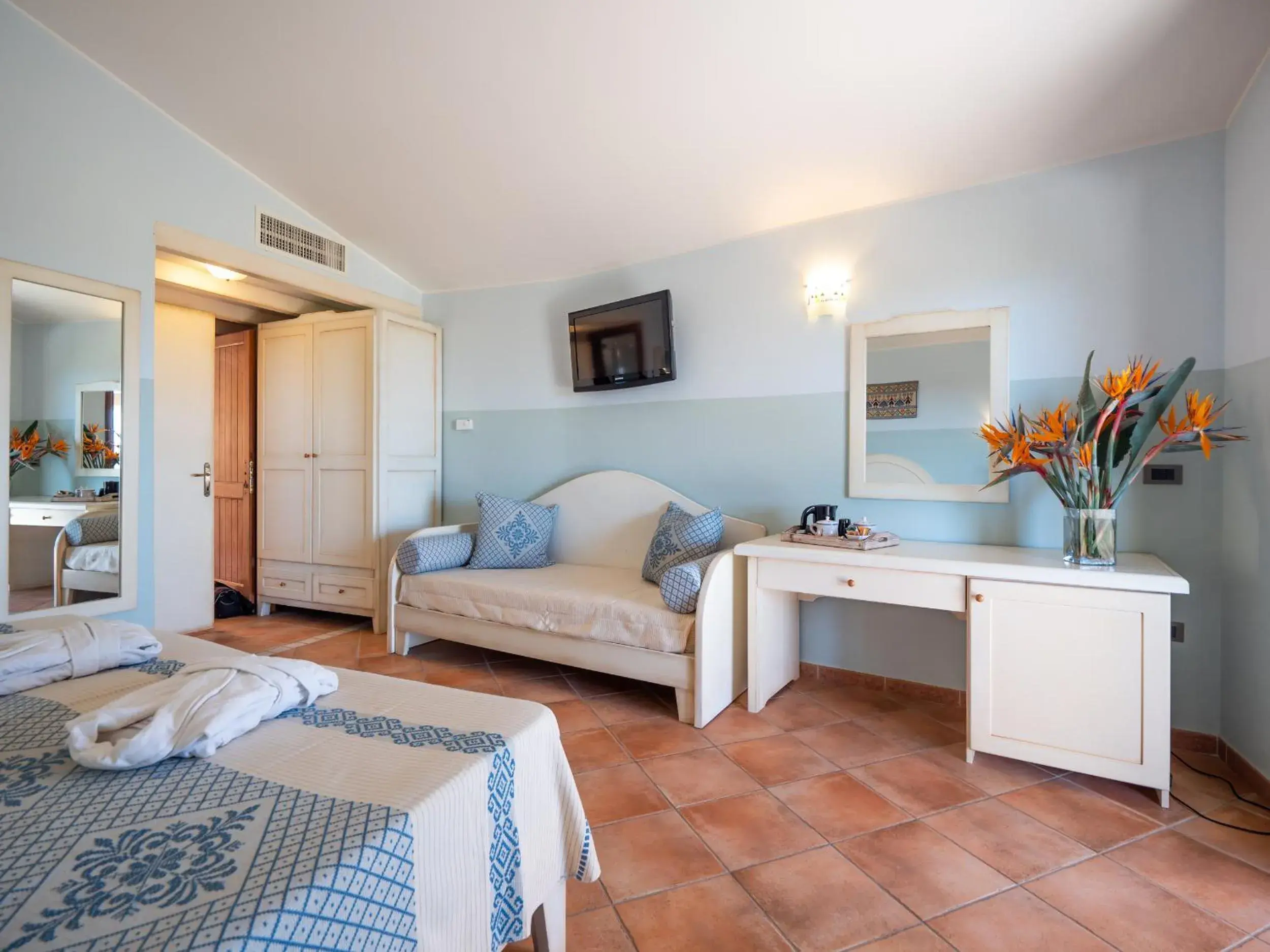 Superior Triple Room with Sea View in Hotel Luci Del Faro Superior Triple Room with Sea View in Hotel Luci Del Faro