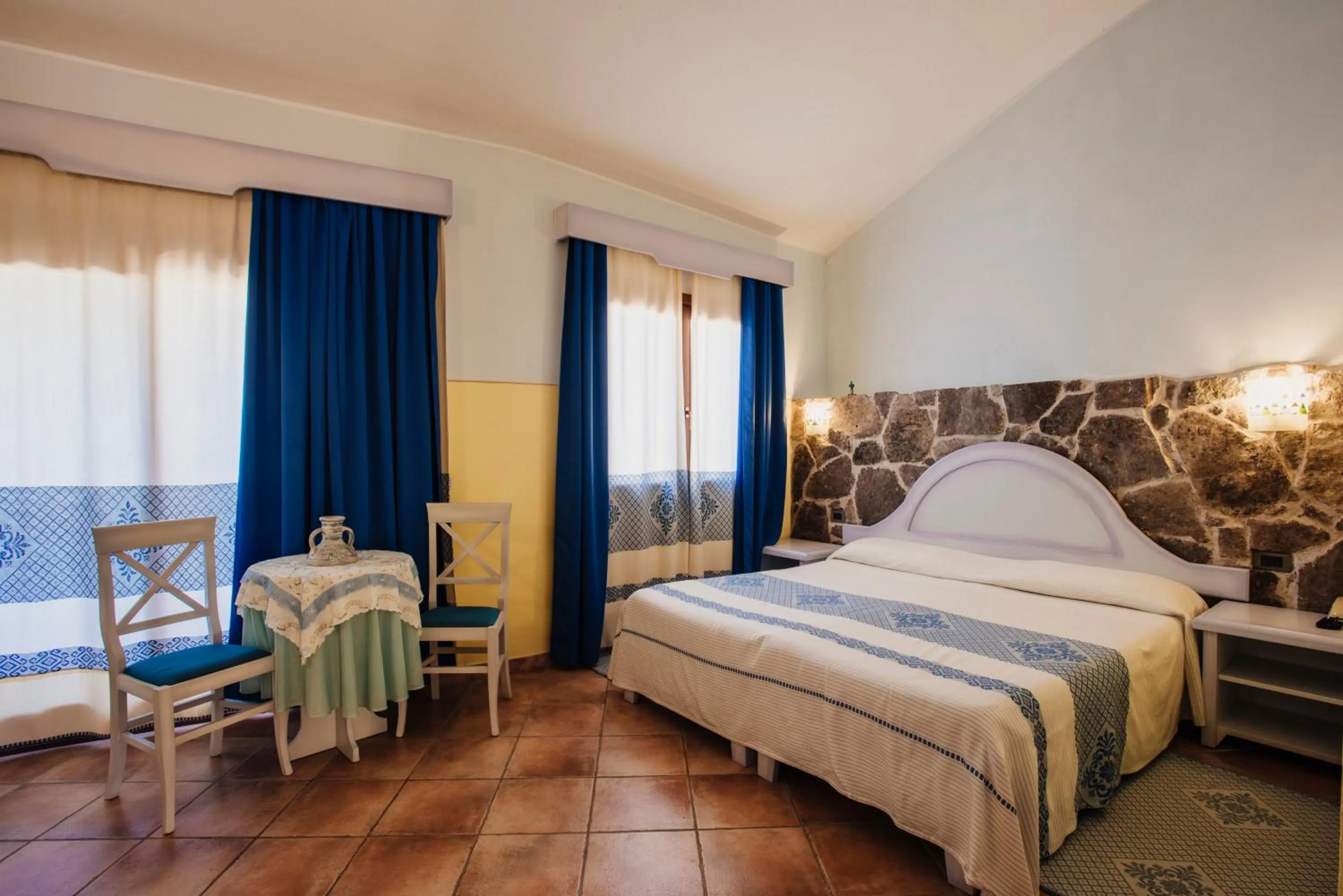 Balcony/Terrace, Bed in Hotel Luci Del Faro