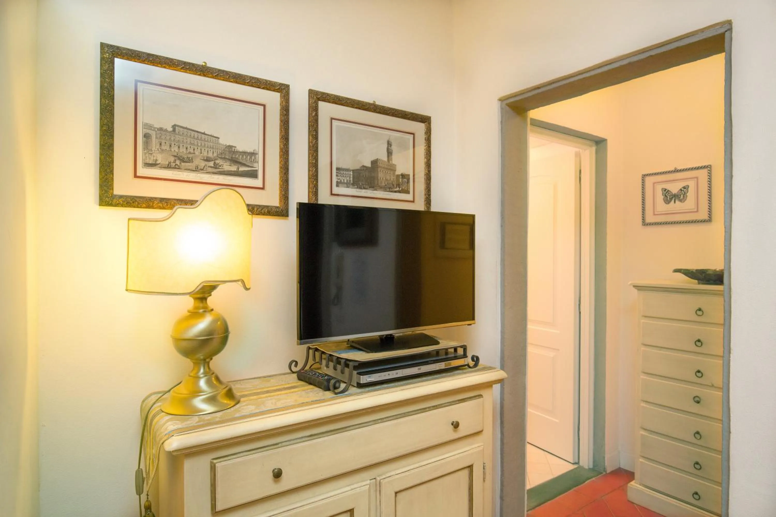 TV and multimedia in La Casa Del Garbo - Luxury Rooms & Suite