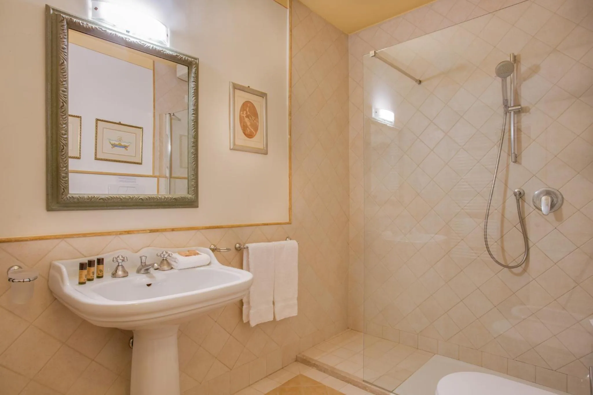 Shower in La Casa Del Garbo - Luxury Rooms & Suite
