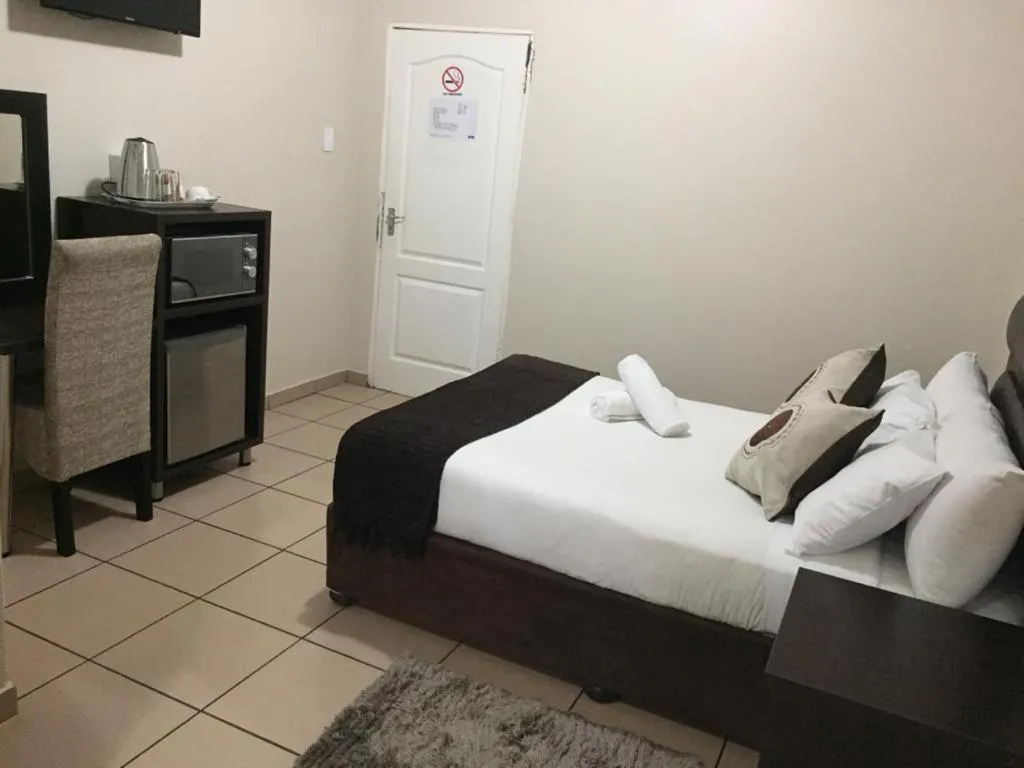 Coffee/tea facilities, Bed in Bayside Hotel Empangeni