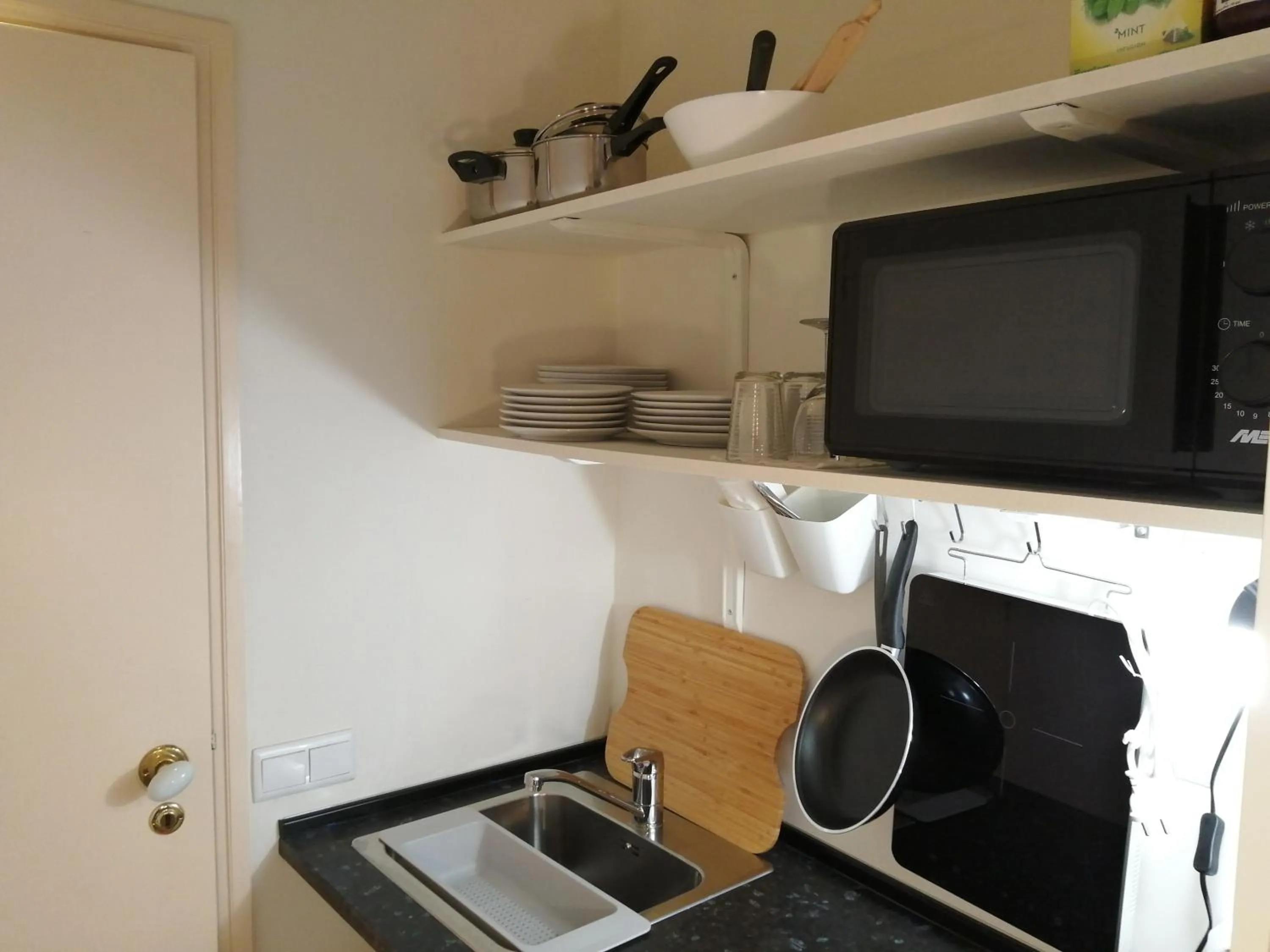Kitchen or kitchenette in Evora Inn