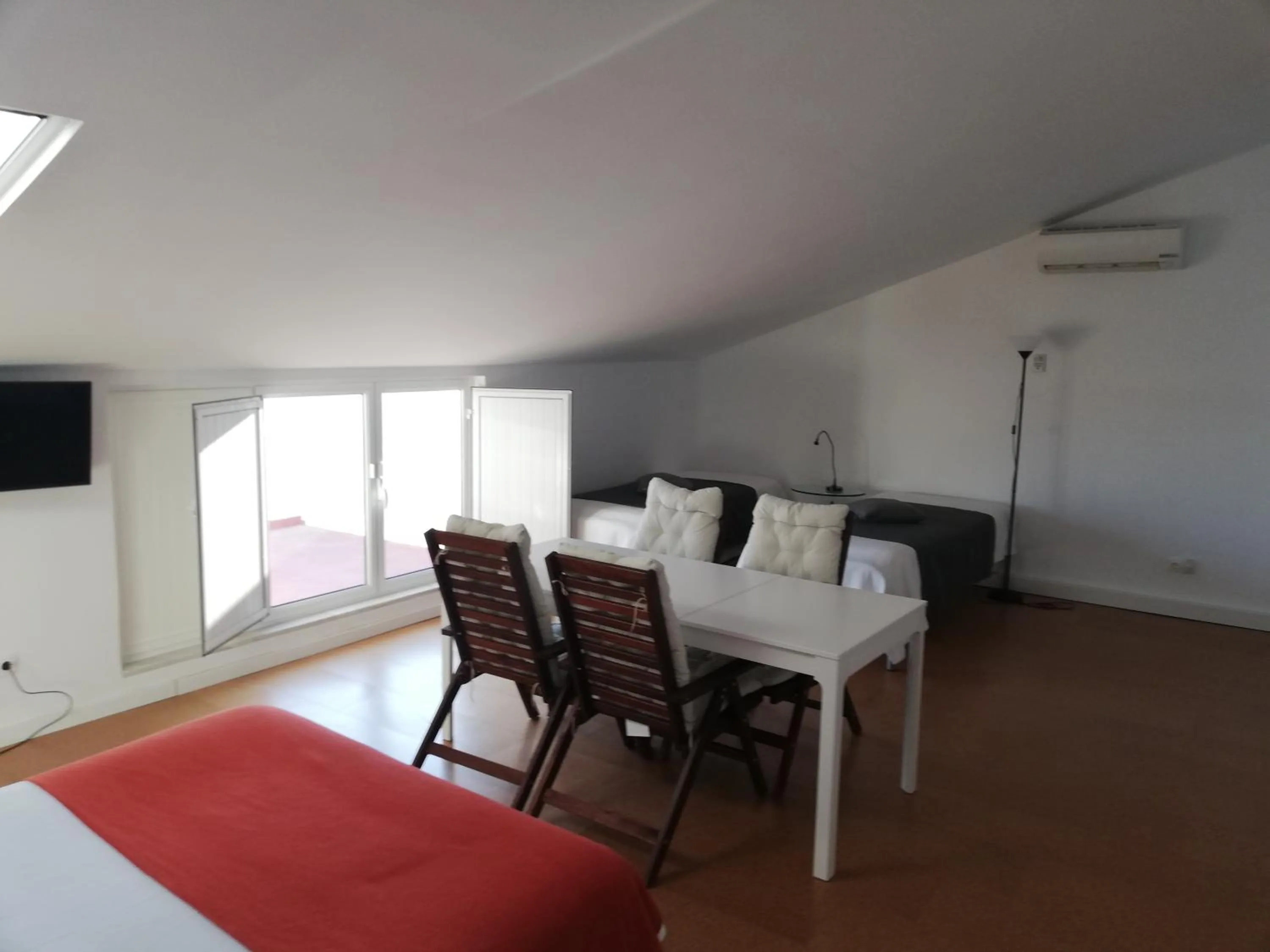 Living room, Bed in Evora Inn