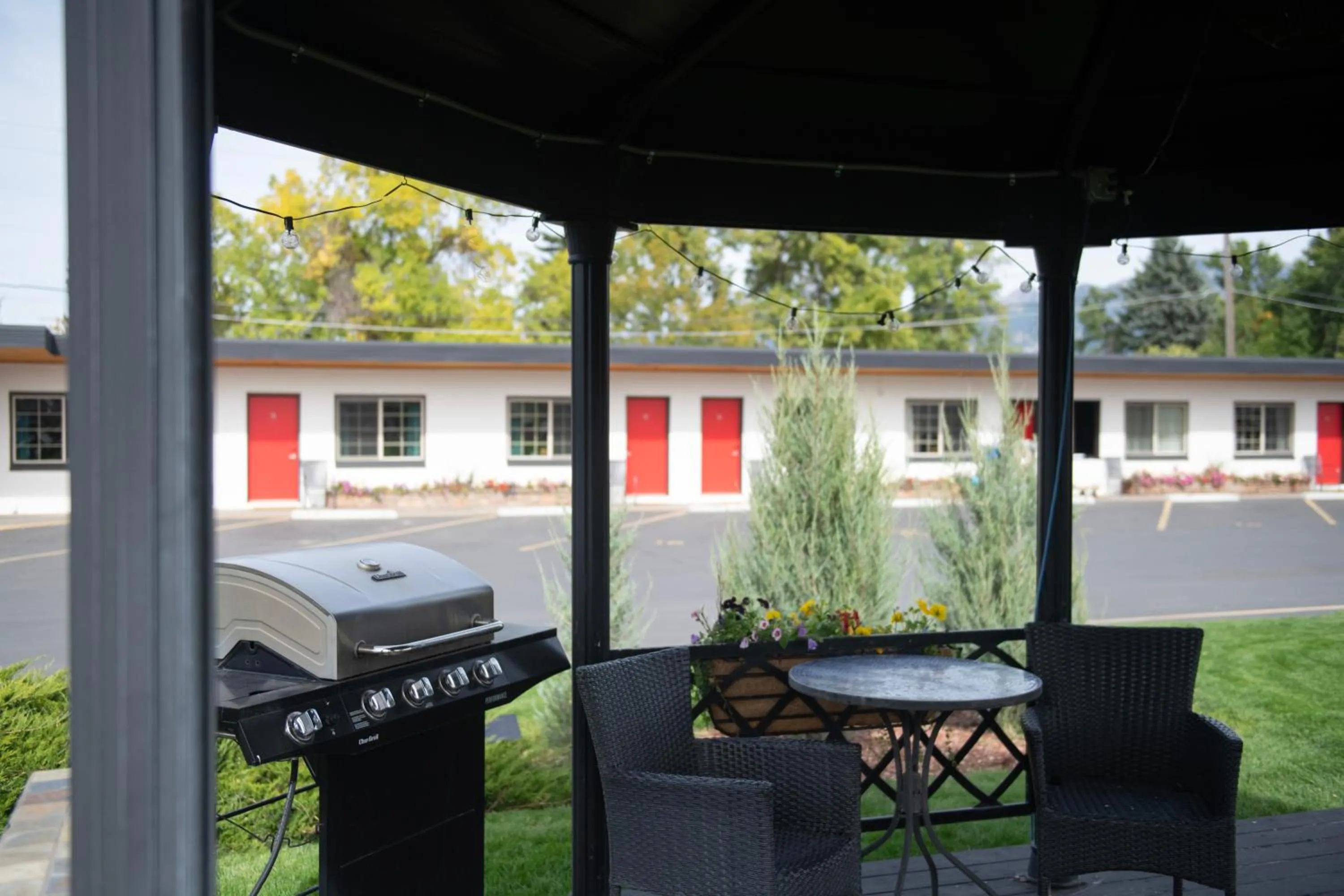 Property building in Sapphire Motel Midtown Bozeman