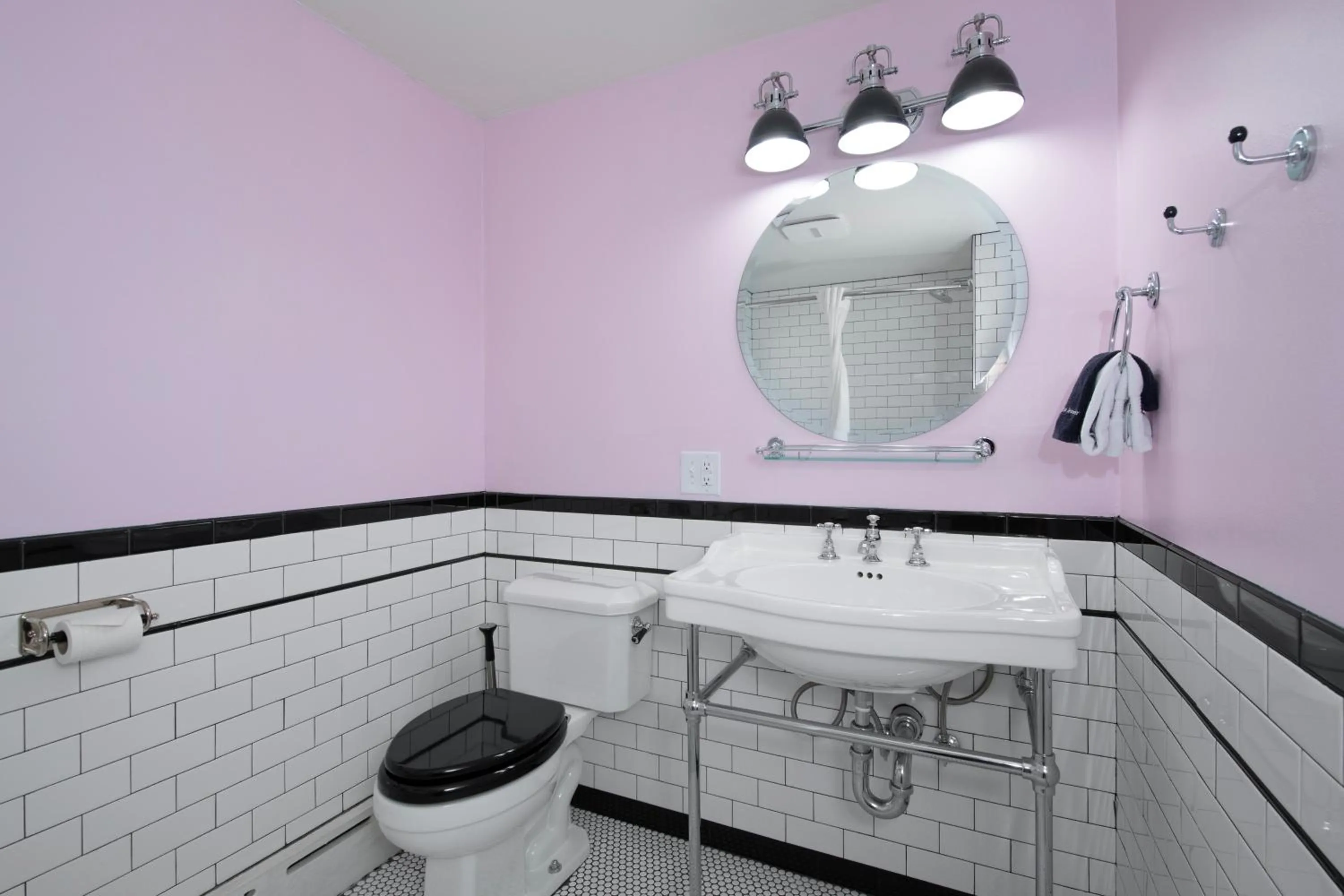 Toilet in Sapphire Motel Midtown Bozeman