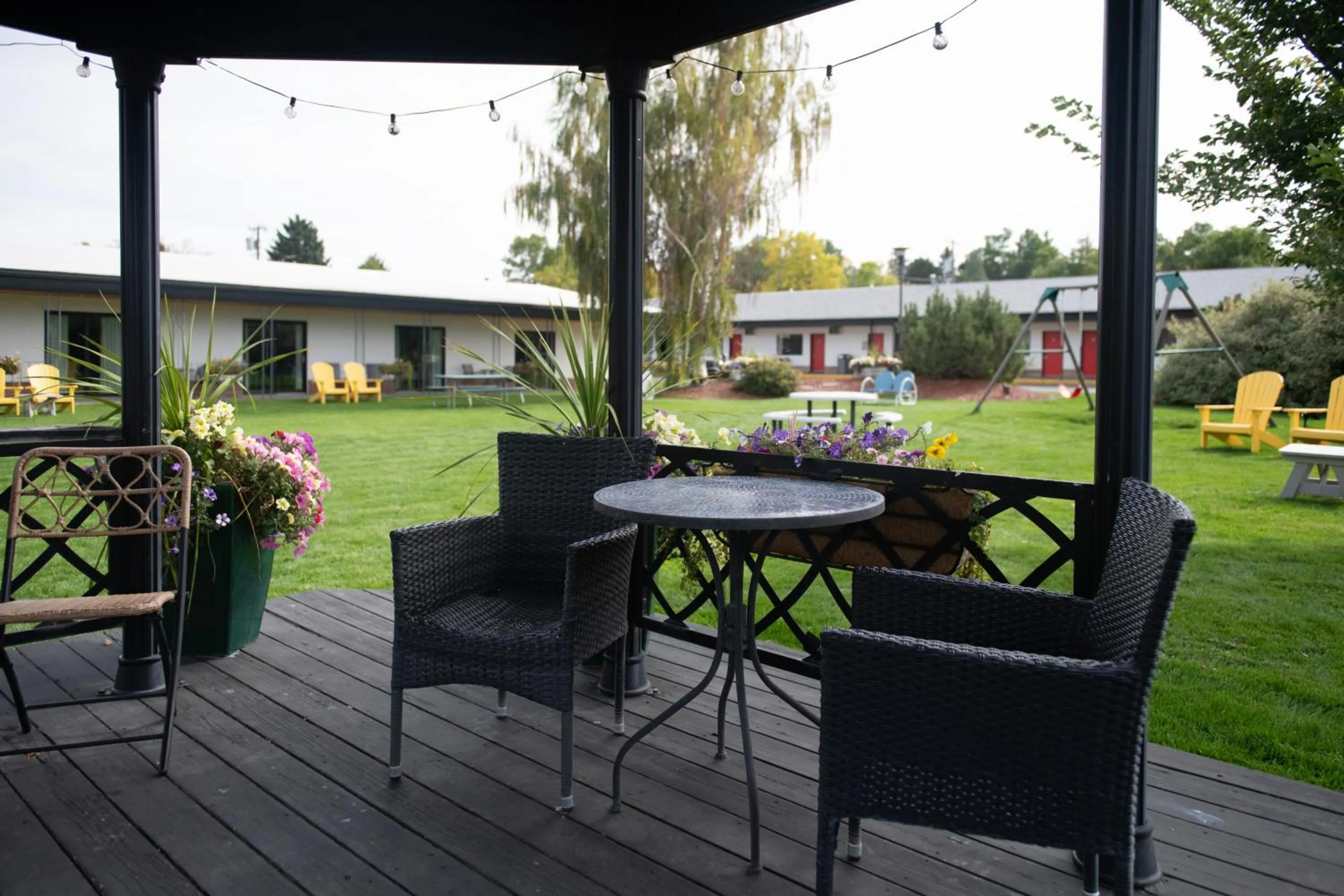 Property building in Sapphire Motel Midtown Bozeman