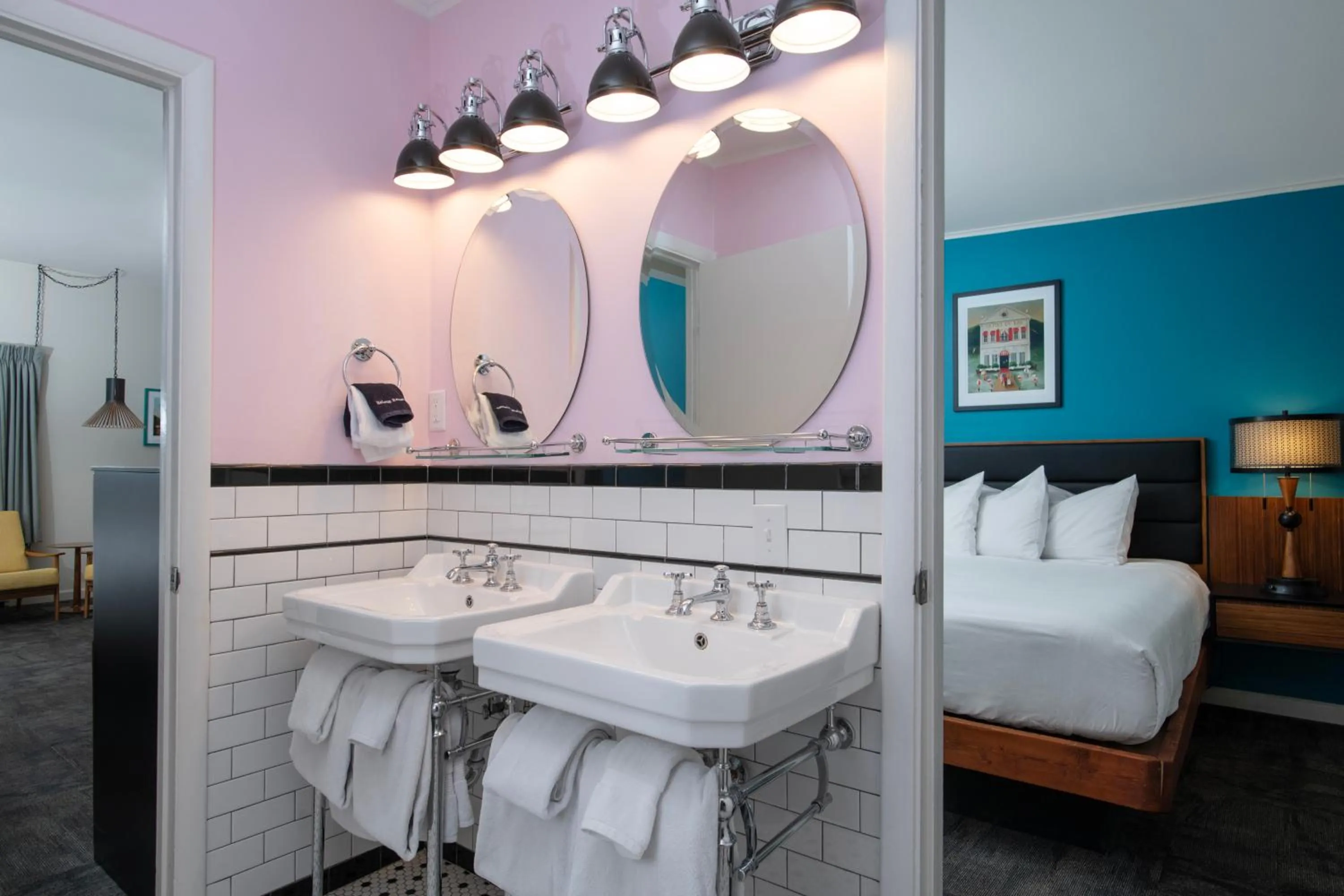 Bathroom, Bed in Sapphire Motel Midtown Bozeman