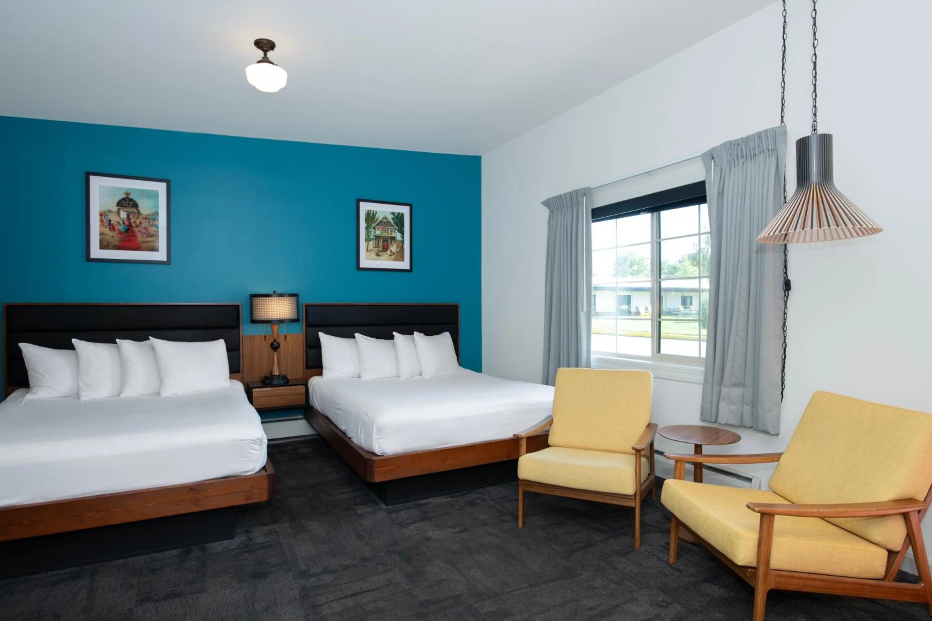 Seating area, Bed in Sapphire Motel Midtown Bozeman