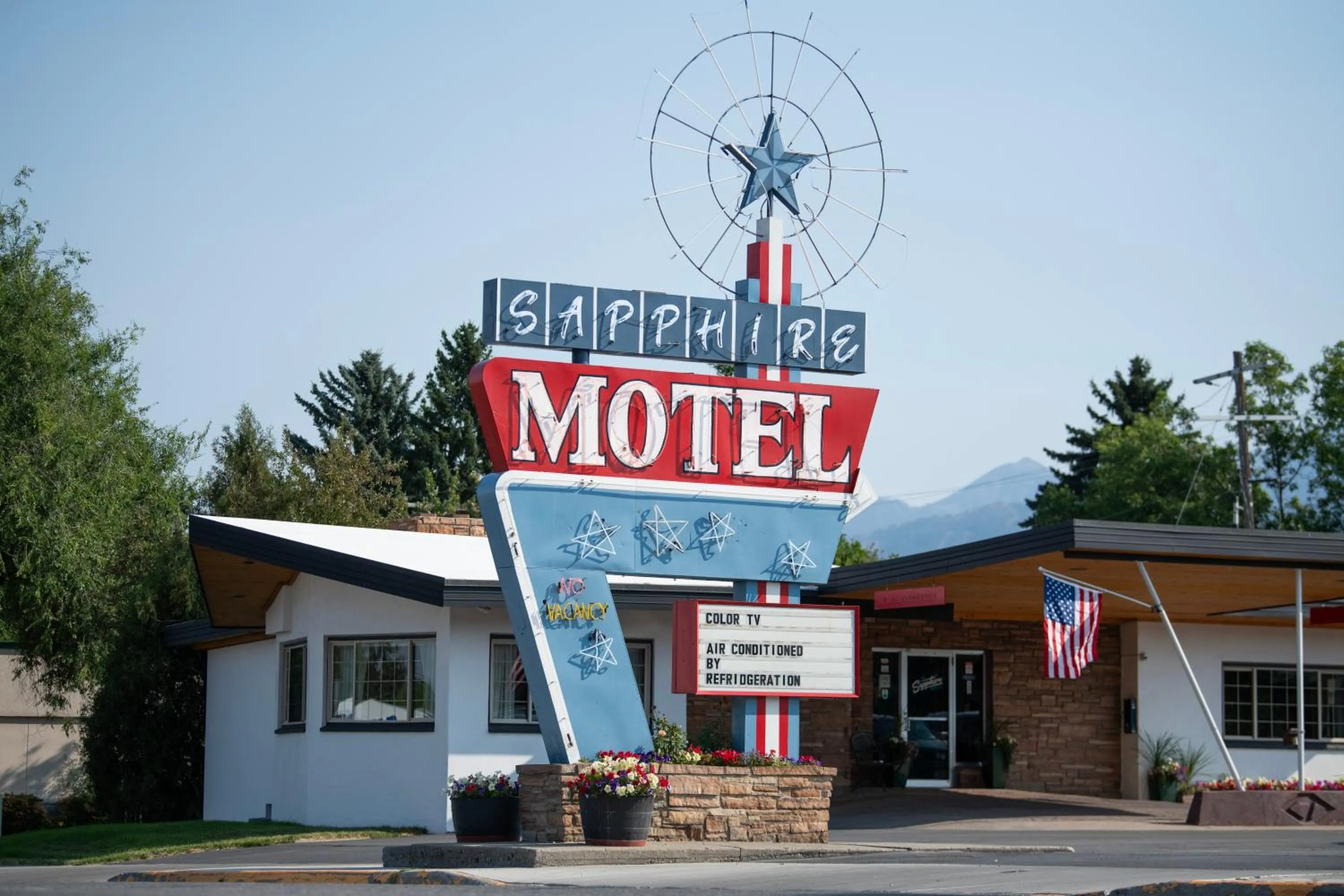 Property building in Sapphire Motel Midtown Bozeman