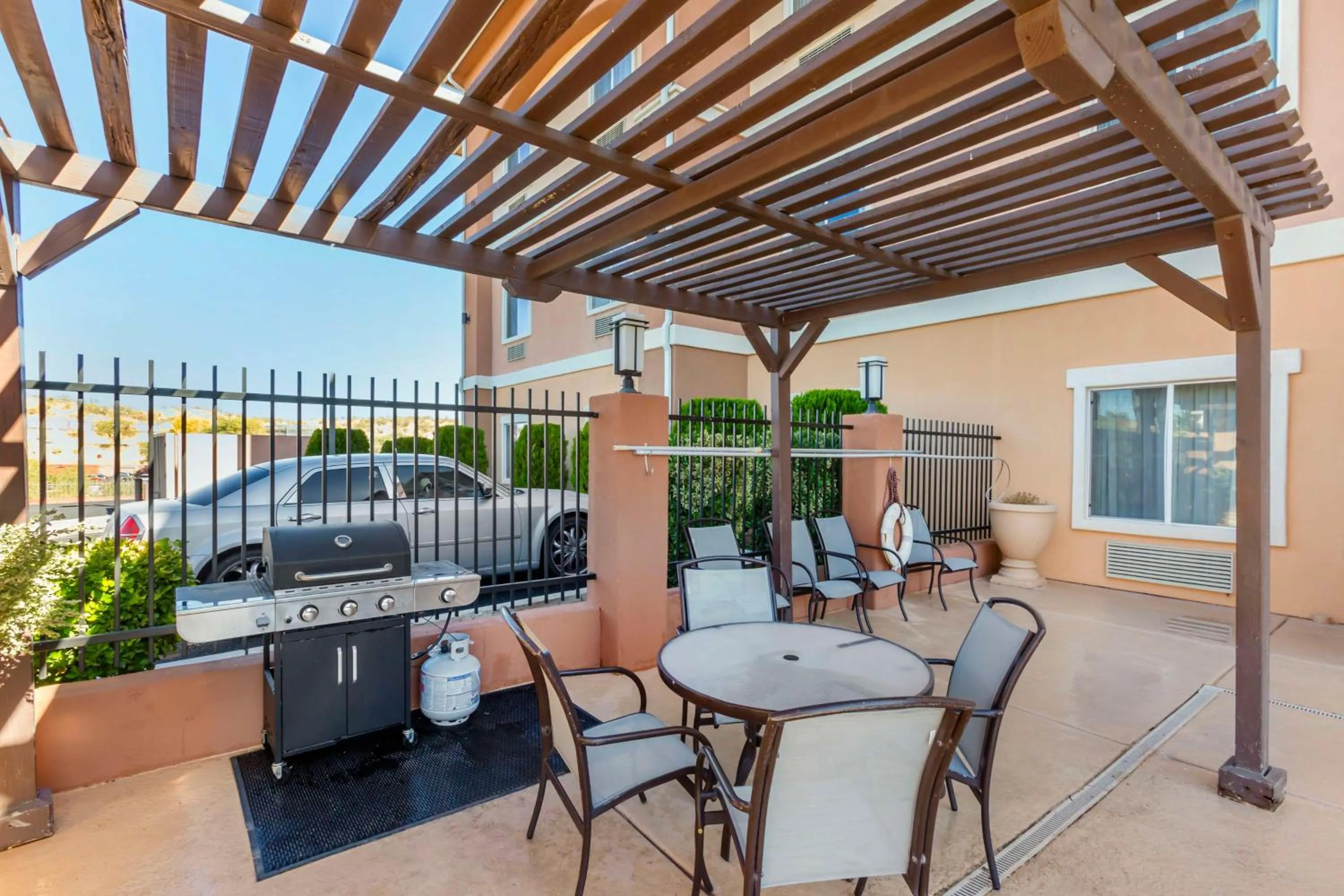 Pool view in Best Western Sonora Inn & Suites