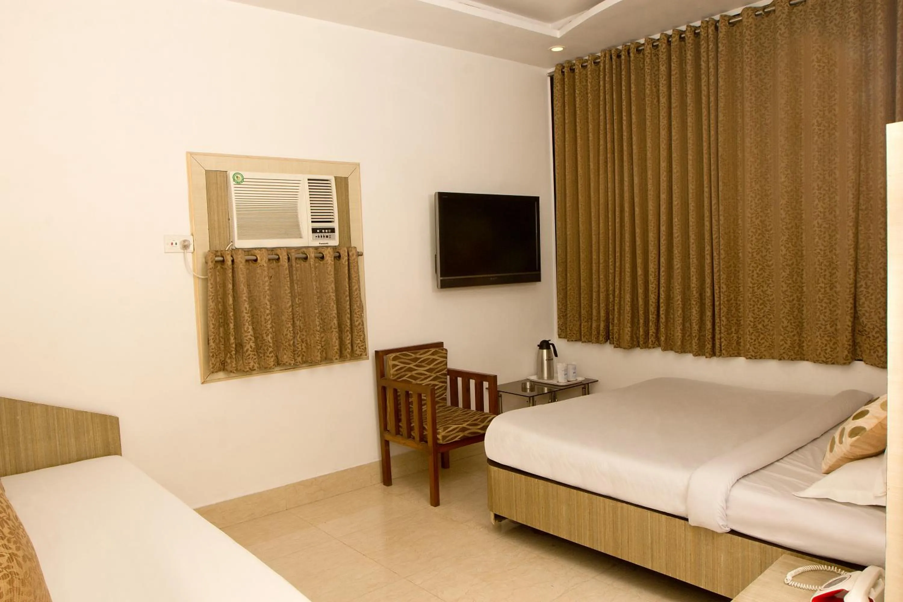 Photo of the whole room, Bed in Hotel White House