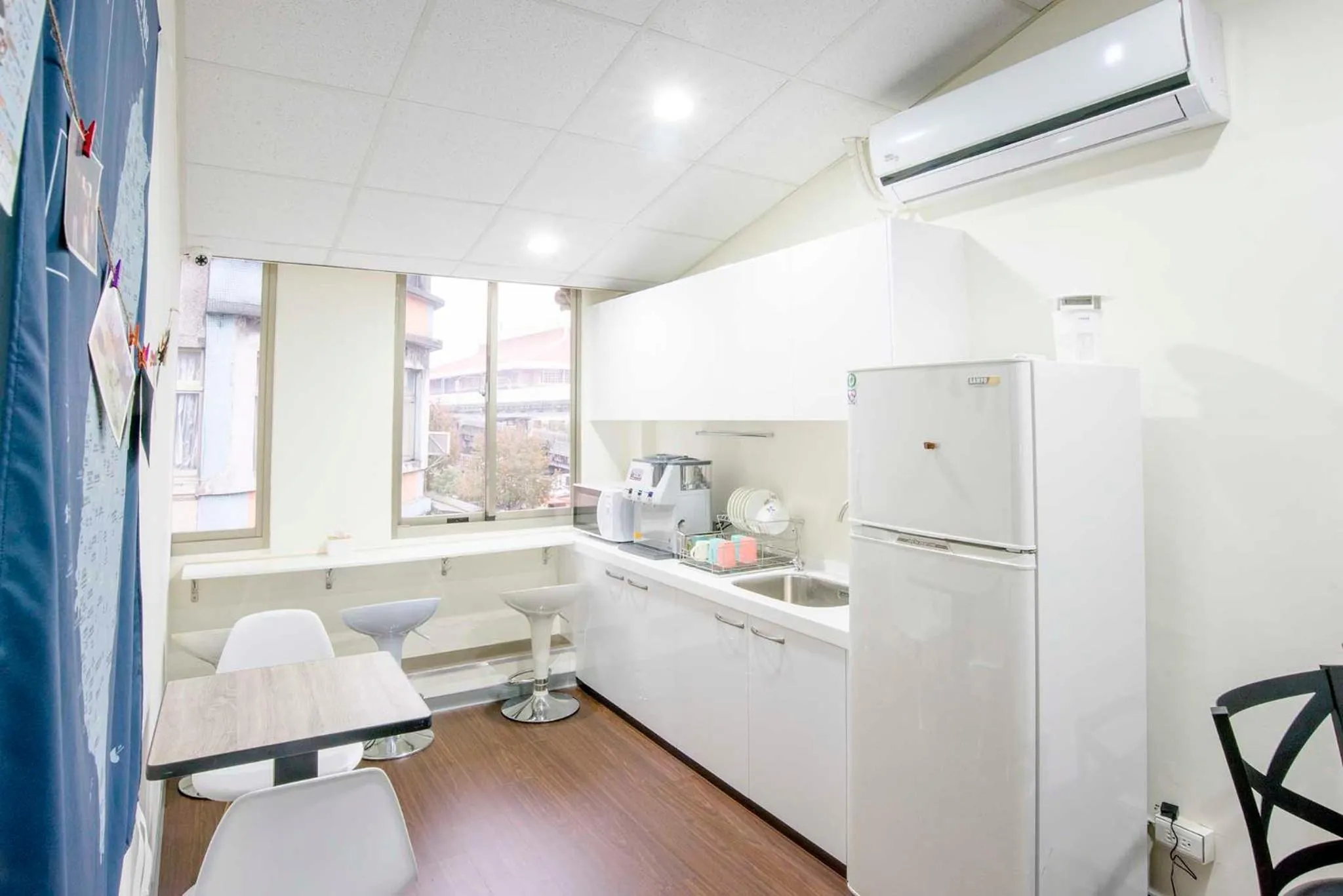 Communal lounge/ TV room in Old Door Hostel & Bar