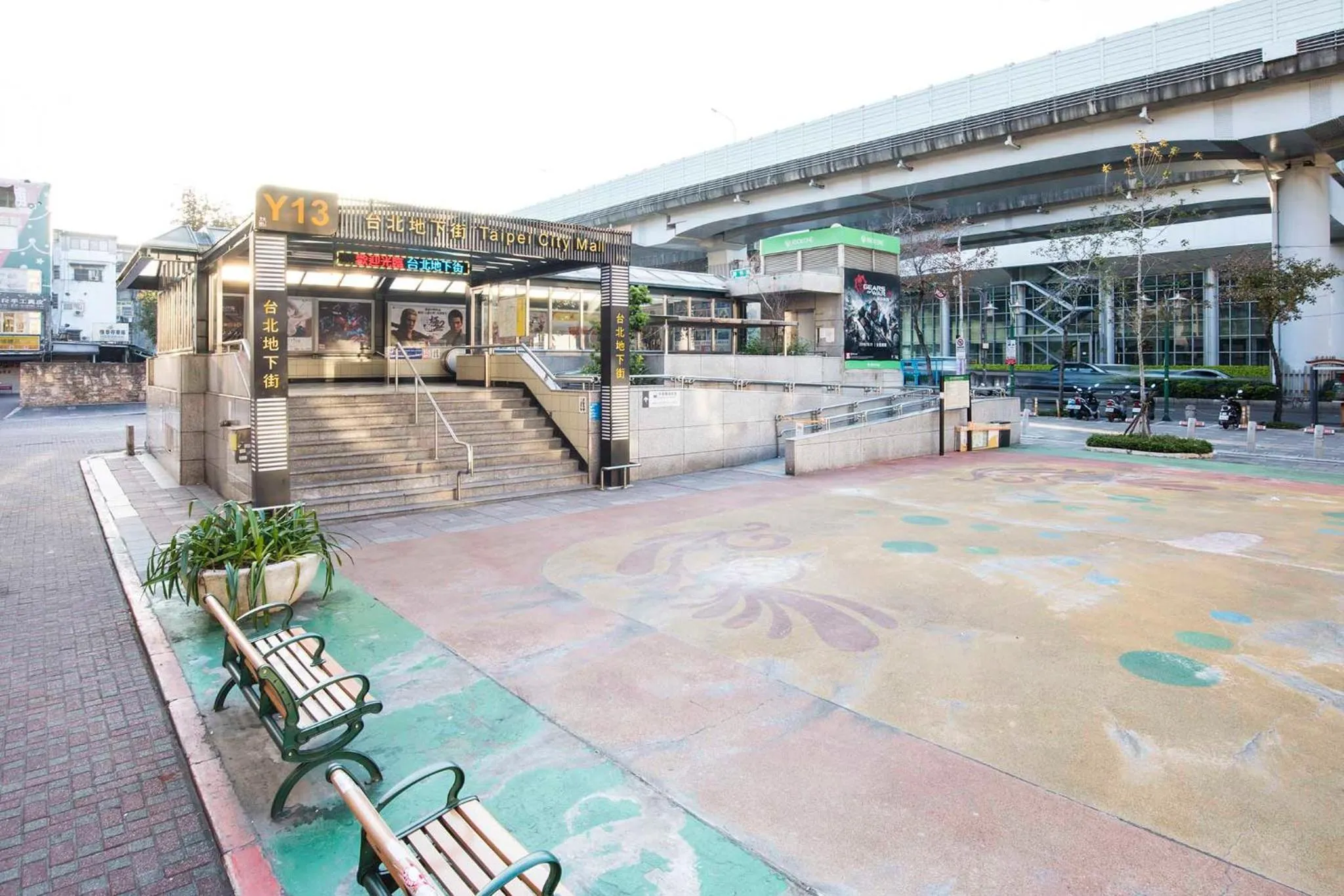 Property building in Old Door Hostel & Bar