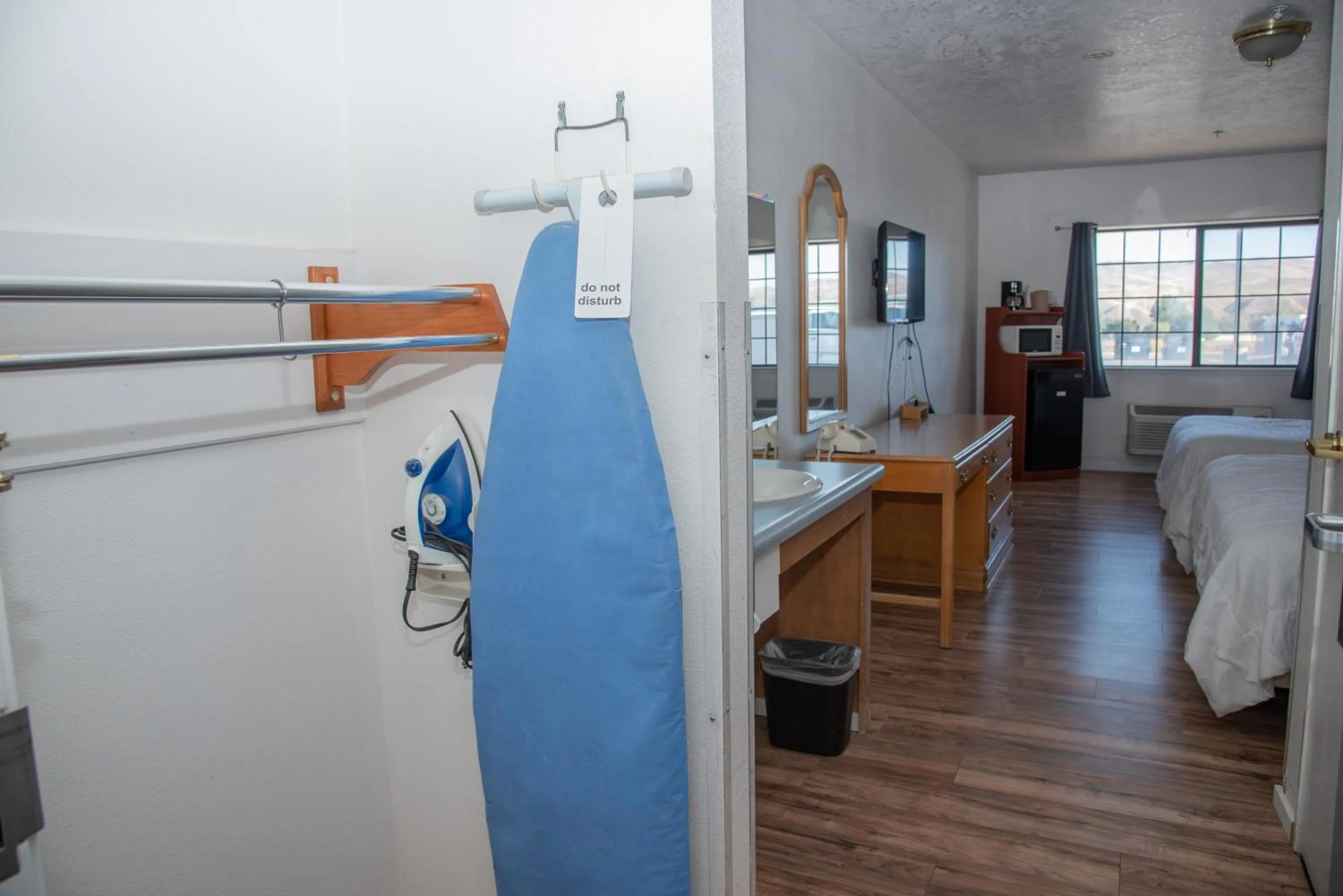 Bed in Traveler's Inn Carlin NV near Elko