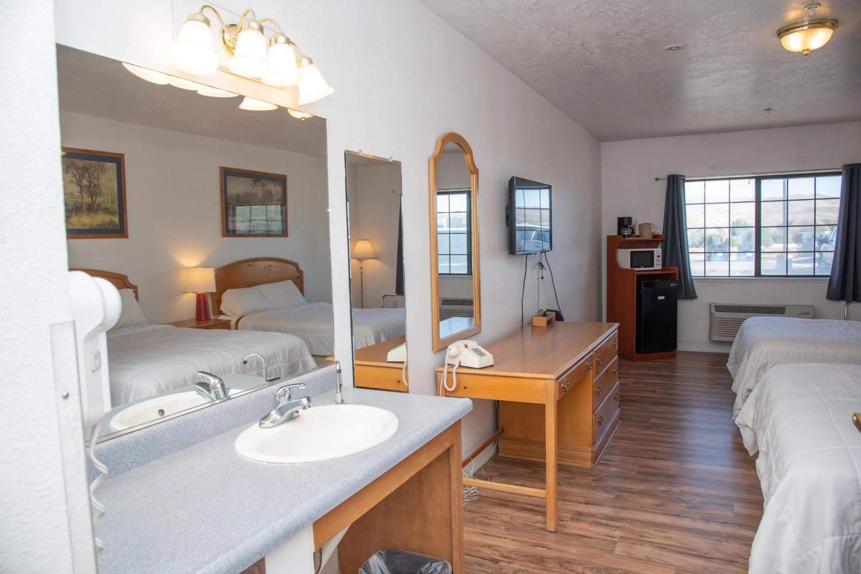 Bed in Traveler's Inn Carlin NV near Elko