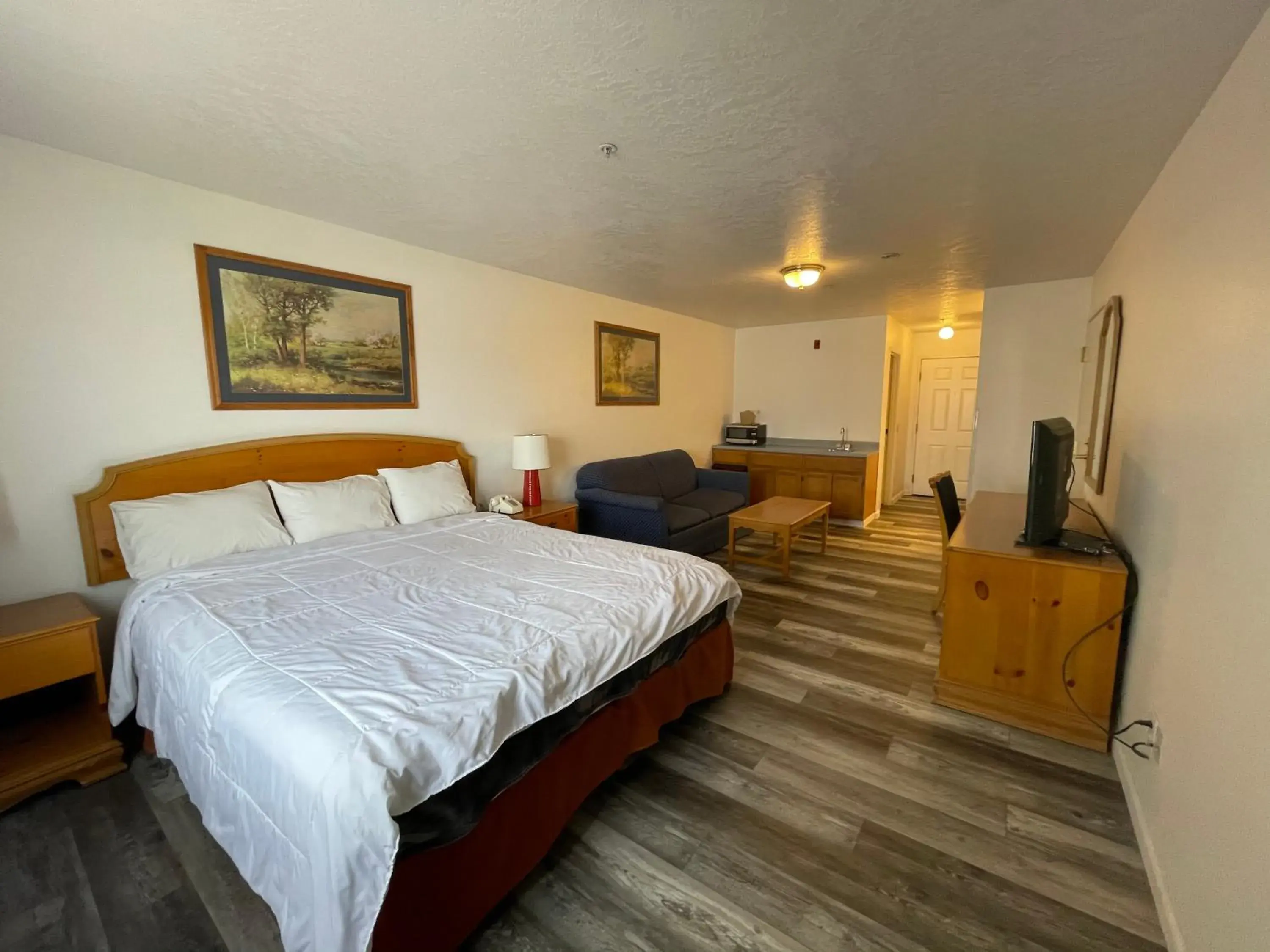 King Suite in Traveler's Inn Carlin NV near Elko King Suite in Traveler's Inn Carlin NV near Elko