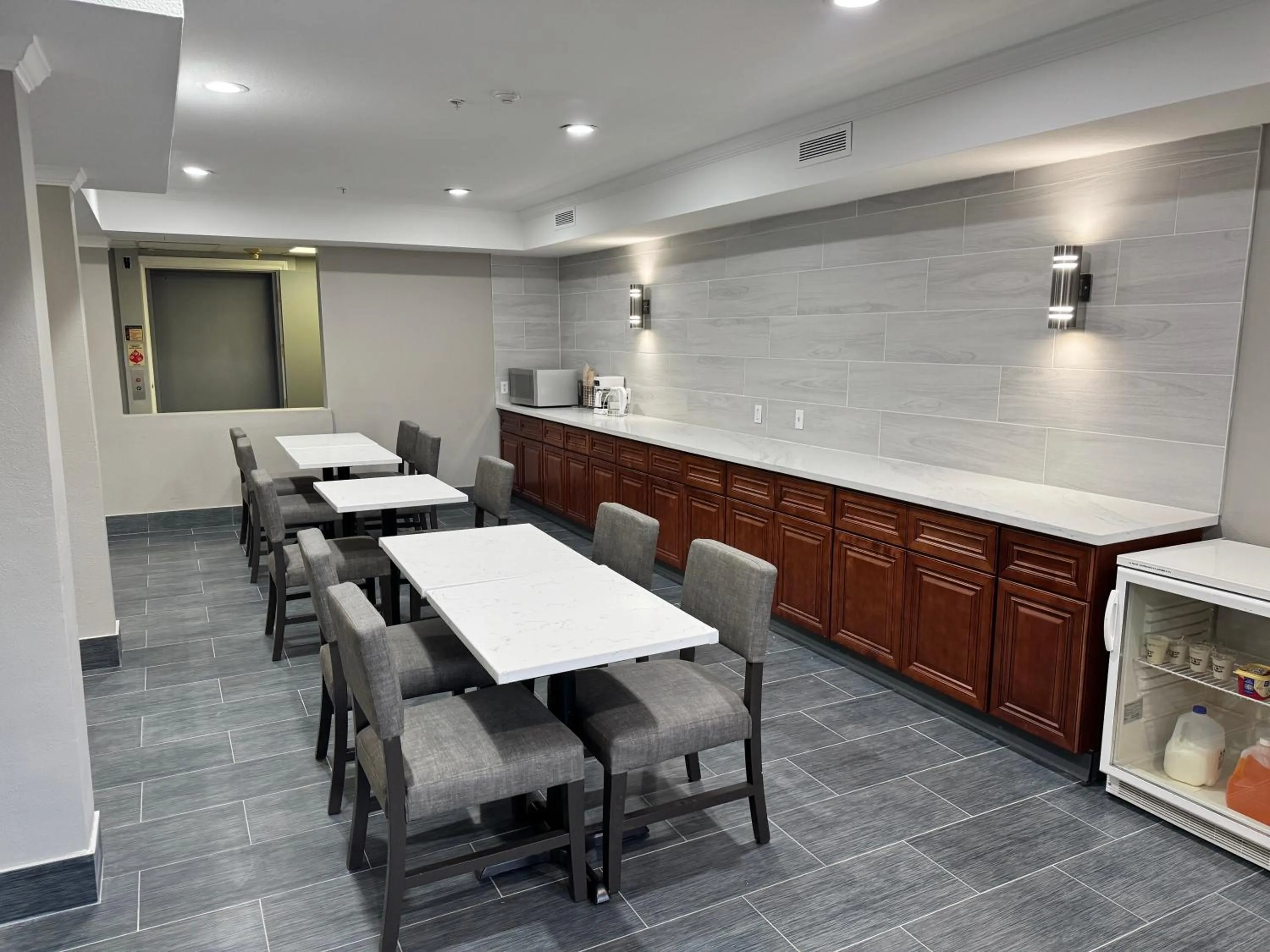 Restaurant/places to eat in Quality Inn Carlin