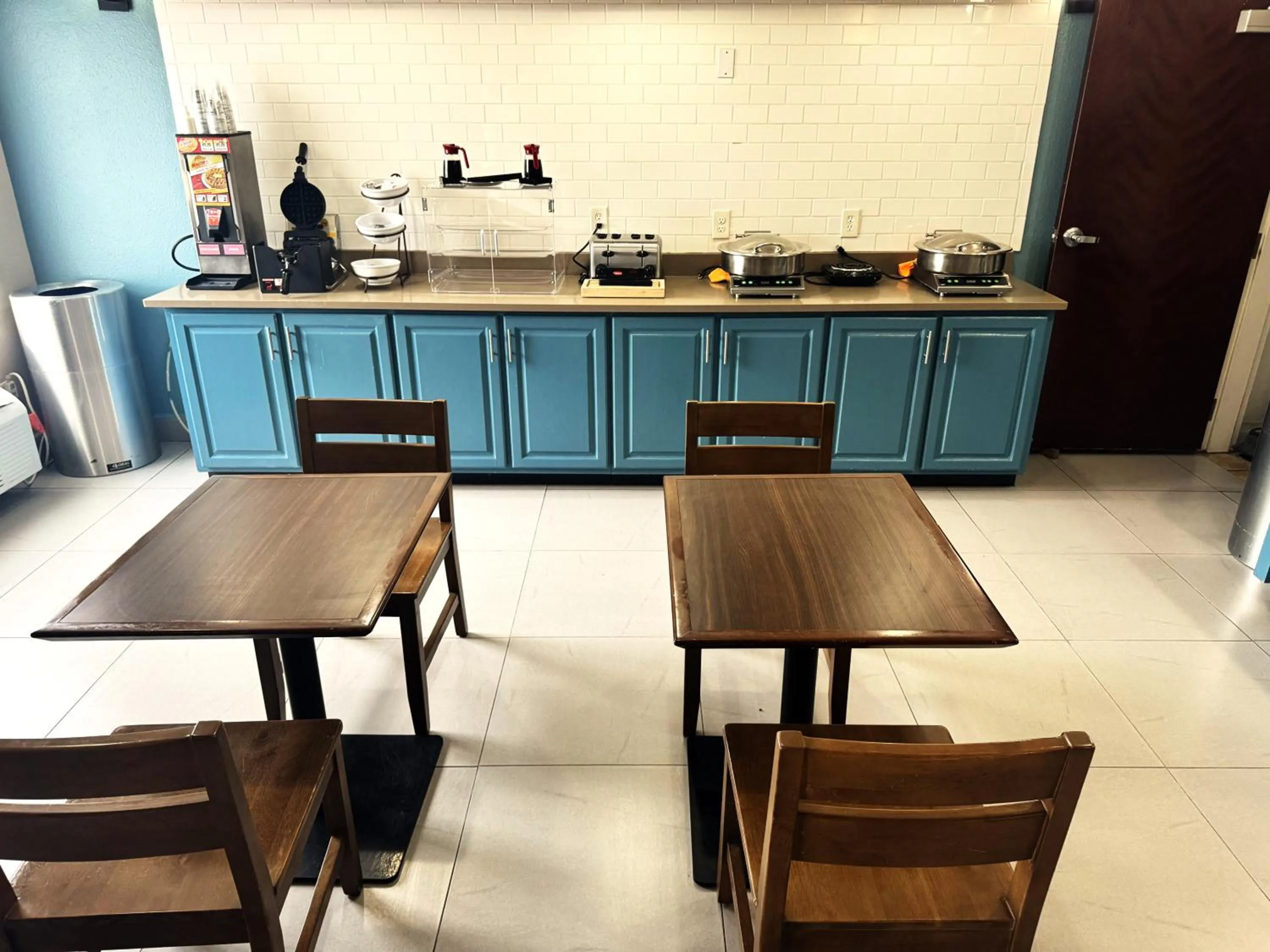 Dining area in Country Inn & Suites by Radisson, Midway - Tallahassee West