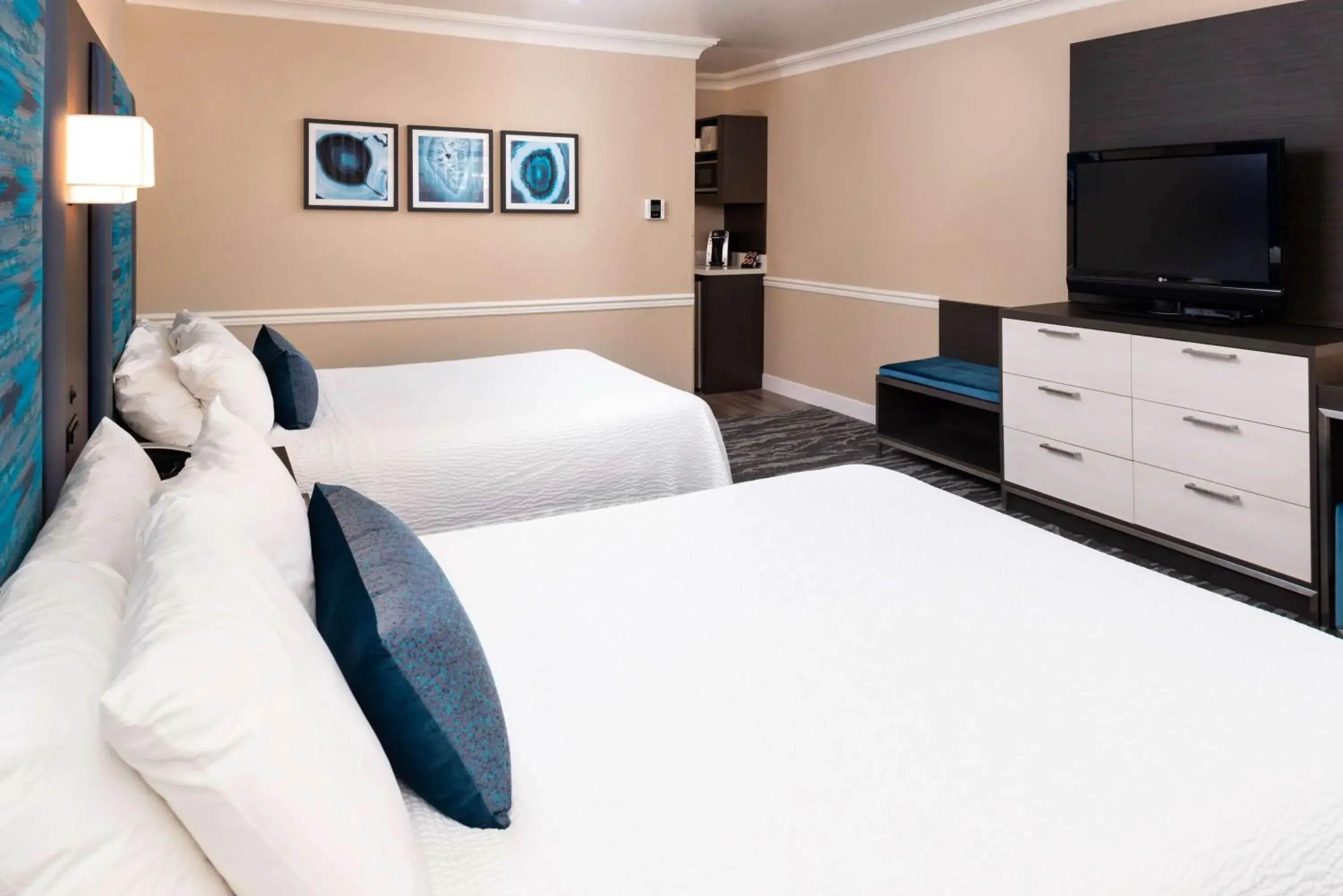 Queen Room with Two Queen Beds and Roll-In Shower - Mobility Access/Communication Assistance/Non-Smoking in Best Western Plus Novato Oaks Inn Queen Room with Two Queen Beds and Roll-In Shower - Mobility Access/Communication Assistance/Non-Smoking in Best Western Plus Novato Oaks Inn